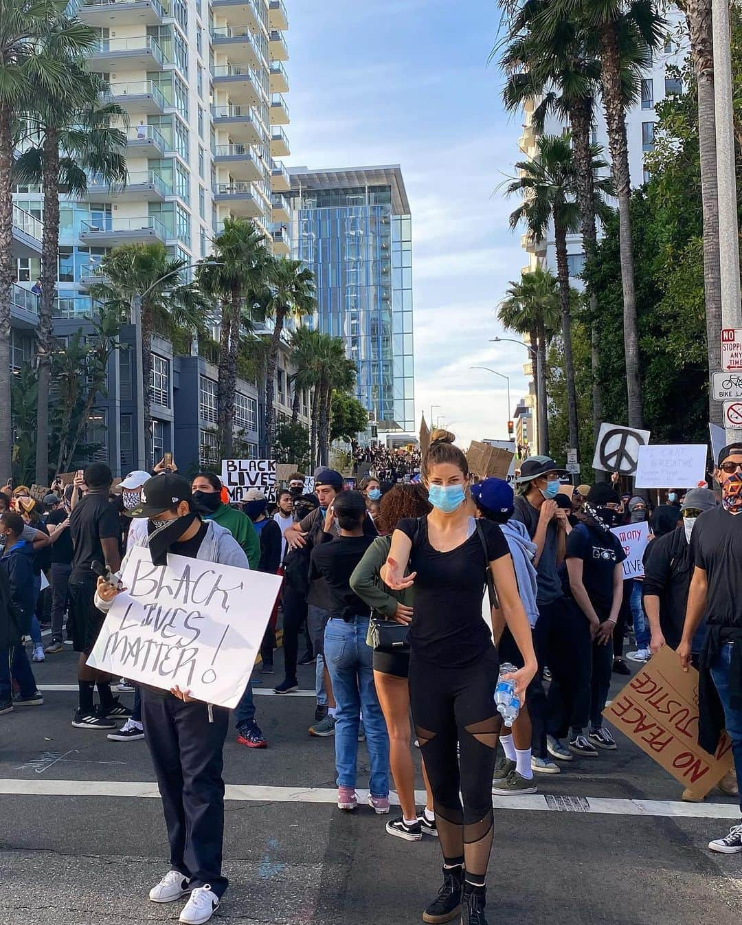 Hannah Stockingさんのインスタグラム写真 - (Hannah StockingInstagram)「Yesterday in Long Beach CA 🥺❤️ #blacklivesmatter #nojusticenopeace」6月2日 3時58分 - hannahstocking