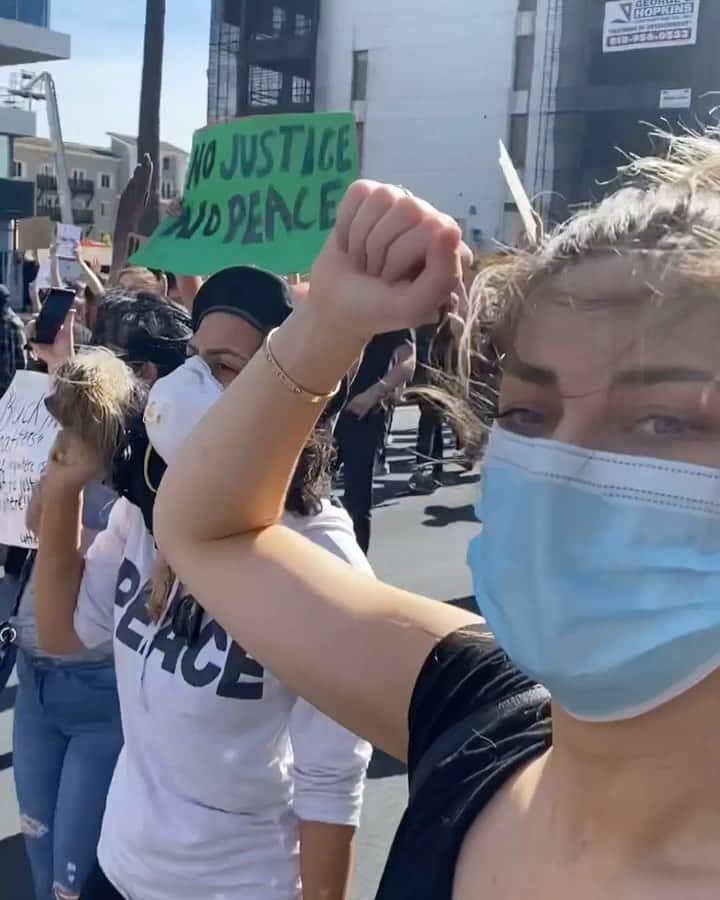 Hannah Stockingのインスタグラム：「Yesterday in Long Beach CA 🥺❤️ #blacklivesmatter #nojusticenopeace」