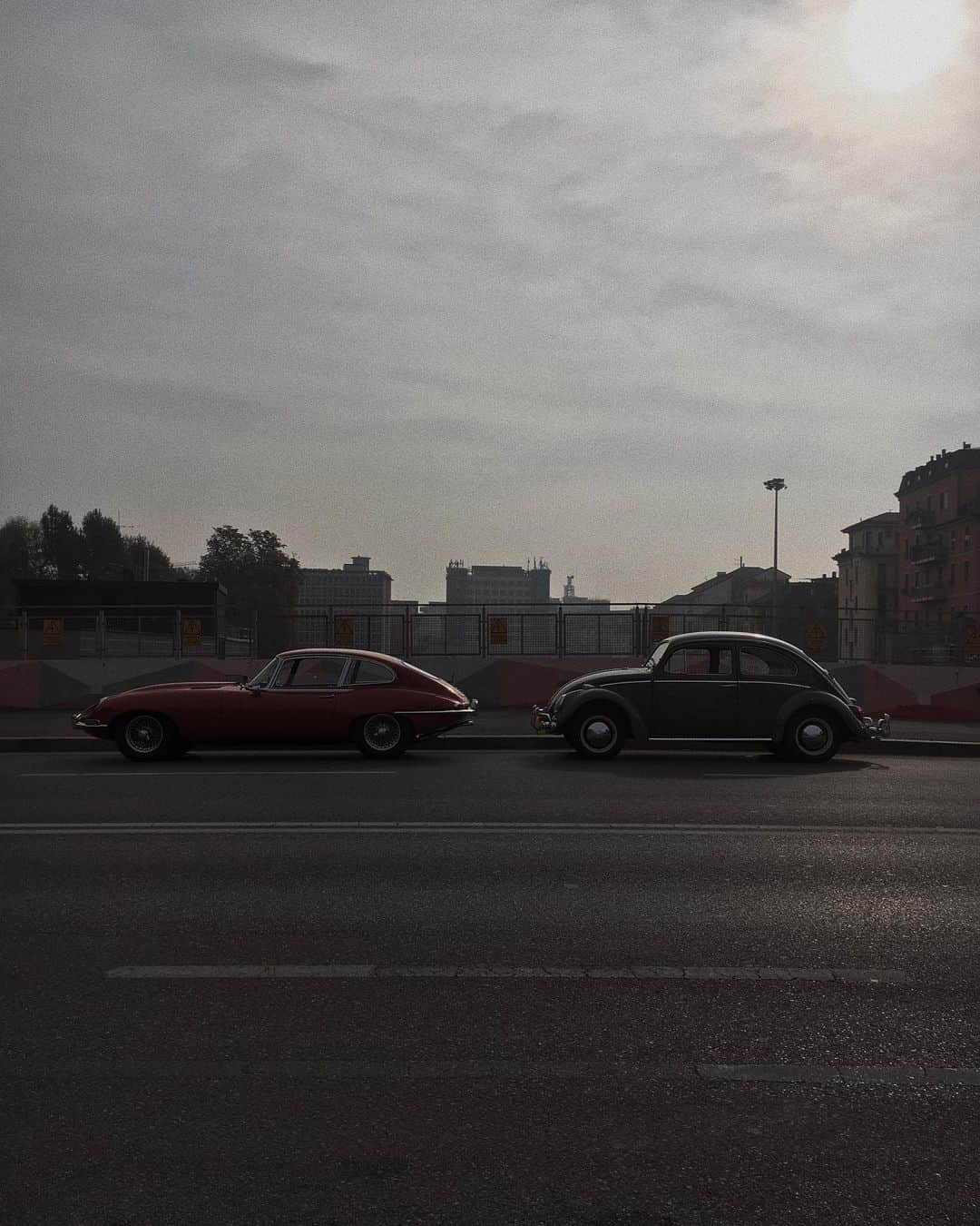 エレオノーラ・カリシのインスタグラム：「When you say a classic | sunset in #Milan @maggiolino_italia ✨ #Jaguar Vs #VWbeetle」