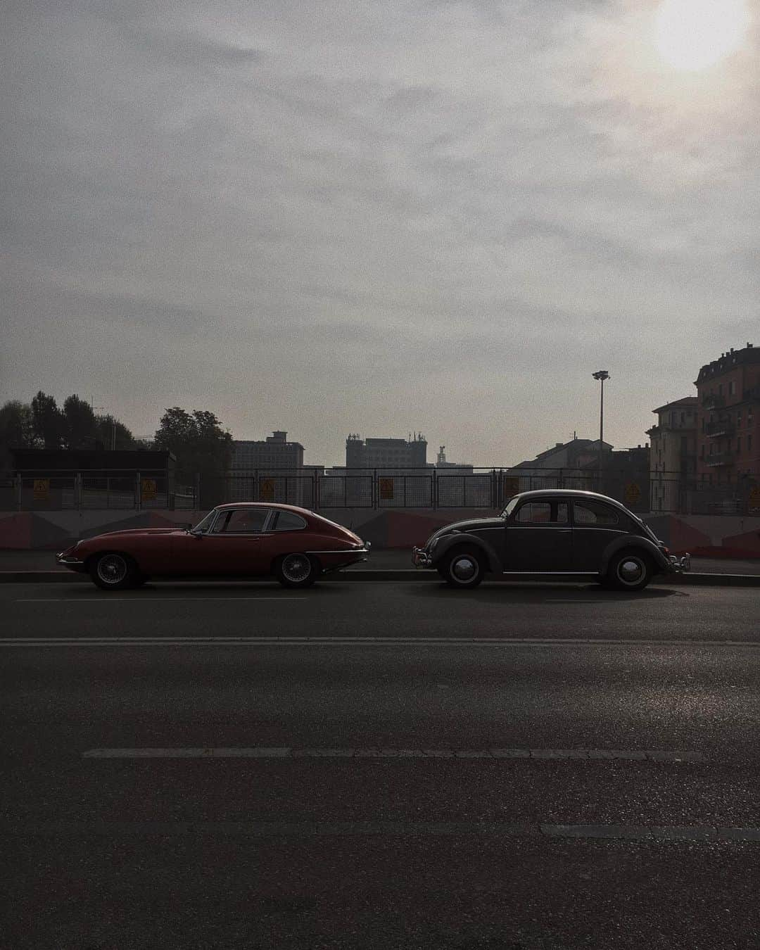 エレオノーラ・カリシさんのインスタグラム写真 - (エレオノーラ・カリシInstagram)「When you say a classic | sunset in #Milan @maggiolino_italia ✨ #Jaguar Vs #VWbeetle」6月2日 4時01分 - eleonoracarisi