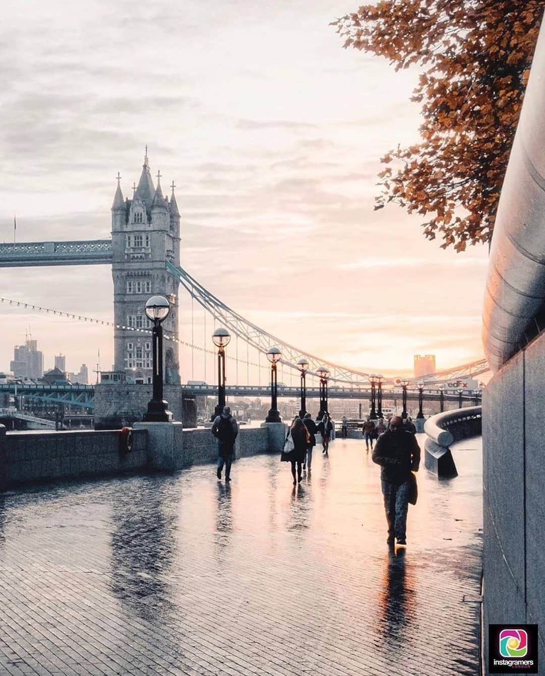 Instagramersさんのインスタグラム写真 - (InstagramersInstagram)「Painting the light with this photo by @ccauchi and @igerslondon 😍📸🙌💖 #igerslondon #igersUK #igers」6月2日 4時13分 - igers