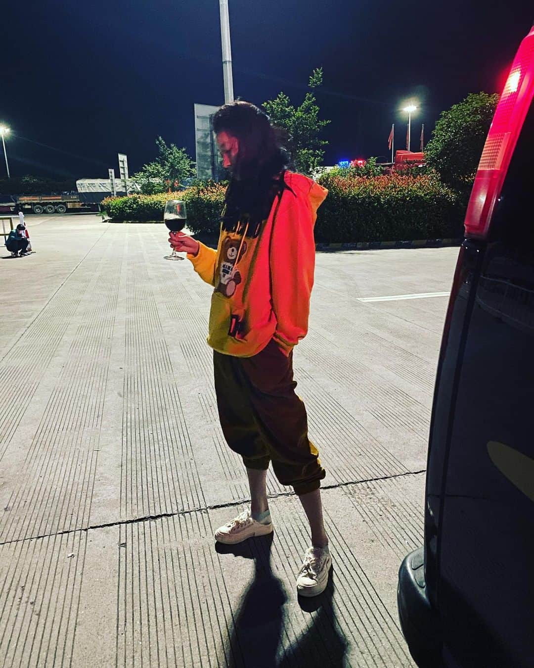 クアン・シャオトン（Guan Xiaotong）のインスタグラム：「服务区的茶叶蛋太好吃了…还有烤肠…」