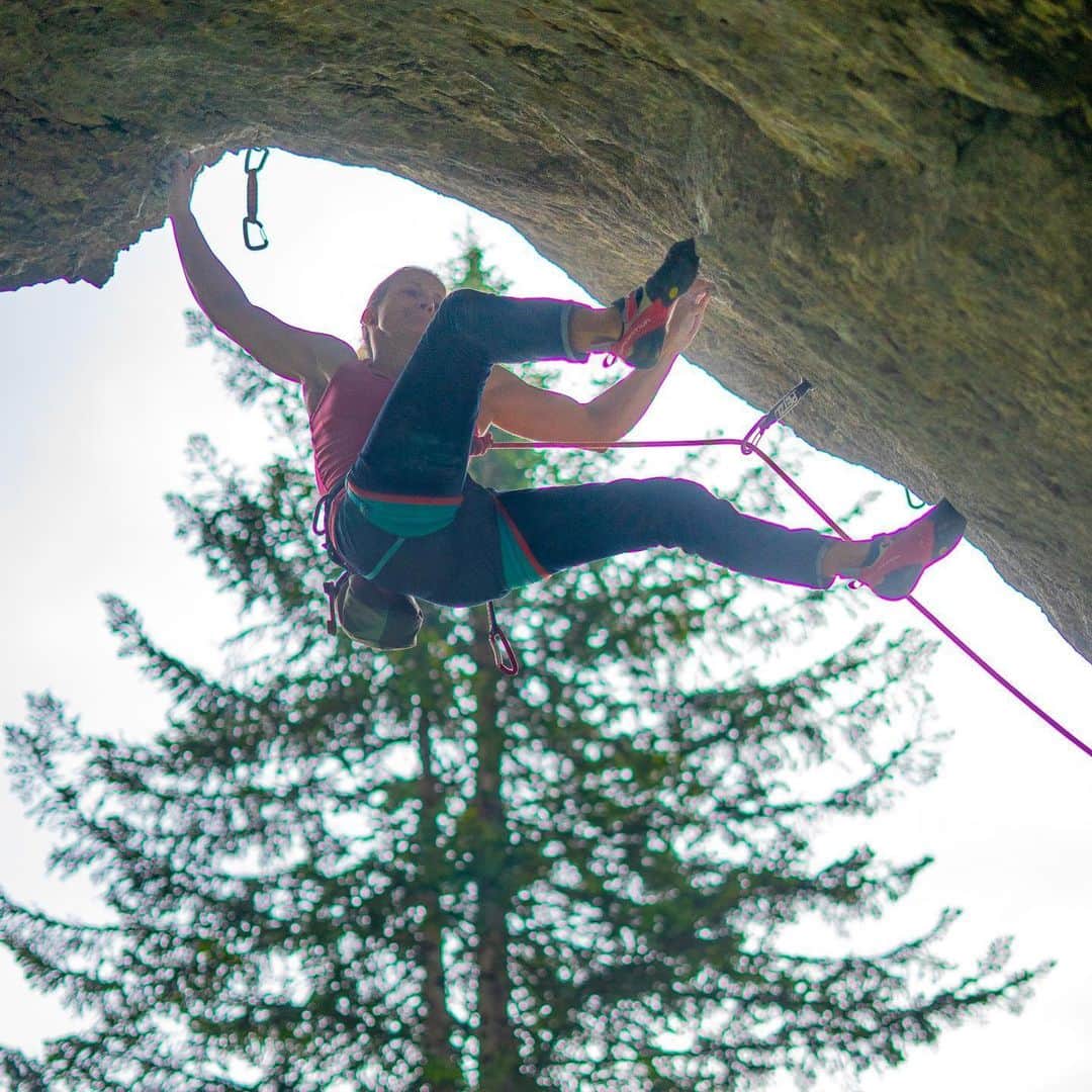 アンナ・シュテールさんのインスタグラム写真 - (アンナ・シュテールInstagram)「Last week I climbed one of the routes I‘ve dreamt about: La Résistance, 8c, an old @alexander_huberbuam testpiece at Schleier Wasserfall, established in 1993. • This route means a lot to me because I really wasn‘t sure if it would work out. I had only seen tall guys try it and the tricky part for me was the long, reachy shoulder move at the beginning of the route. Once I finally stuck this move from the ground I didn’t let go anymore!! The route consits of all the essentials: tough bouldery section, long moves on fairly good pockets where you get into the flow, vertical terrain, a good rest and a finishing slab where I just couldn’t stop smiling... • Huge thank you to @michael.piccolruaz for the pics and the awesome day out! • @salewa @lasportivagram @innsbrucktourism @wildcountry_official」6月2日 4時31分 - anna_stoehr