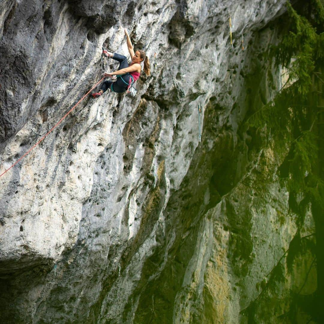 アンナ・シュテールさんのインスタグラム写真 - (アンナ・シュテールInstagram)「Last week I climbed one of the routes I‘ve dreamt about: La Résistance, 8c, an old @alexander_huberbuam testpiece at Schleier Wasserfall, established in 1993. • This route means a lot to me because I really wasn‘t sure if it would work out. I had only seen tall guys try it and the tricky part for me was the long, reachy shoulder move at the beginning of the route. Once I finally stuck this move from the ground I didn’t let go anymore!! The route consits of all the essentials: tough bouldery section, long moves on fairly good pockets where you get into the flow, vertical terrain, a good rest and a finishing slab where I just couldn’t stop smiling... • Huge thank you to @michael.piccolruaz for the pics and the awesome day out! • @salewa @lasportivagram @innsbrucktourism @wildcountry_official」6月2日 4時31分 - anna_stoehr