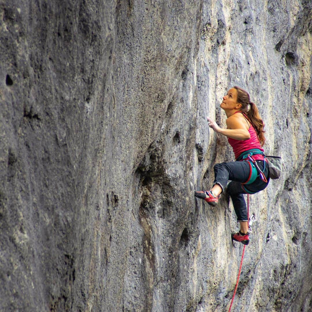 アンナ・シュテールさんのインスタグラム写真 - (アンナ・シュテールInstagram)「Last week I climbed one of the routes I‘ve dreamt about: La Résistance, 8c, an old @alexander_huberbuam testpiece at Schleier Wasserfall, established in 1993. • This route means a lot to me because I really wasn‘t sure if it would work out. I had only seen tall guys try it and the tricky part for me was the long, reachy shoulder move at the beginning of the route. Once I finally stuck this move from the ground I didn’t let go anymore!! The route consits of all the essentials: tough bouldery section, long moves on fairly good pockets where you get into the flow, vertical terrain, a good rest and a finishing slab where I just couldn’t stop smiling... • Huge thank you to @michael.piccolruaz for the pics and the awesome day out! • @salewa @lasportivagram @innsbrucktourism @wildcountry_official」6月2日 4時31分 - anna_stoehr