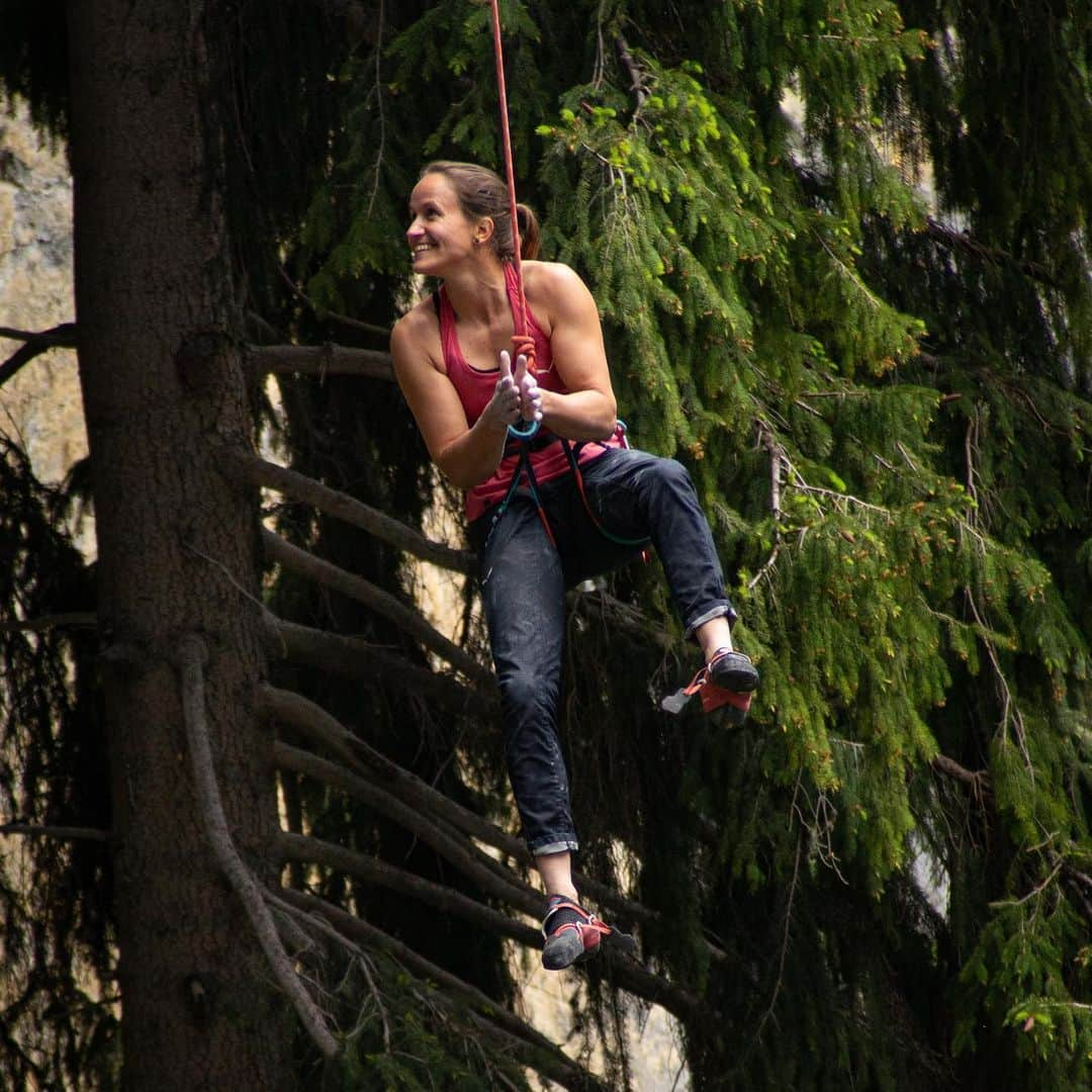 アンナ・シュテールさんのインスタグラム写真 - (アンナ・シュテールInstagram)「Last week I climbed one of the routes I‘ve dreamt about: La Résistance, 8c, an old @alexander_huberbuam testpiece at Schleier Wasserfall, established in 1993. • This route means a lot to me because I really wasn‘t sure if it would work out. I had only seen tall guys try it and the tricky part for me was the long, reachy shoulder move at the beginning of the route. Once I finally stuck this move from the ground I didn’t let go anymore!! The route consits of all the essentials: tough bouldery section, long moves on fairly good pockets where you get into the flow, vertical terrain, a good rest and a finishing slab where I just couldn’t stop smiling... • Huge thank you to @michael.piccolruaz for the pics and the awesome day out! • @salewa @lasportivagram @innsbrucktourism @wildcountry_official」6月2日 4時31分 - anna_stoehr