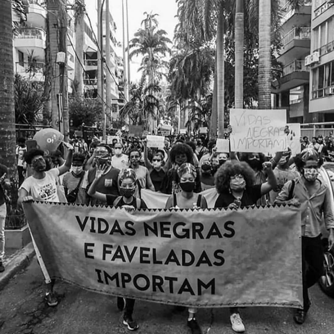 ガブリエル・ジェズスさんのインスタグラム写真 - (ガブリエル・ジェズスInstagram)「#vidasnegrasimportam  #vidasfaveladasimportam  #notoracism  #blacklivesmatter」6月2日 4時29分 - dejesusoficial