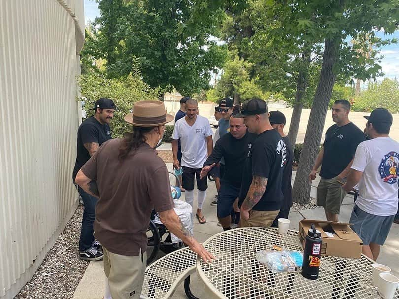 ダニー・トレホさんのインスタグラム写真 - (ダニー・トレホInstagram)「Brought lunch from @trejostacos to the Station 9 Firefighters that were injured in the recent Boyd St Incident here in Los Angeles. Get well soon heroes! ・・・ #Repost @station9_ I’d like to thank Danny Trejo, and The Trejo Tacos team. For donating their time, and meals to the injured Firefighters along with the members who were at the Boyd St Incident. You put some big smiles on the members, and their families with your kindness and support. I want to thank @uflaclocal112 for helping limit the visitors so it could be an intimate lunch visit amongst the members and their families. #lafd#fire#firefighter#firefighters#dannytrejo#trejostacos#kindness#support#burnvictim#9strong#bullfrogs」6月2日 4時40分 - officialdannytrejo