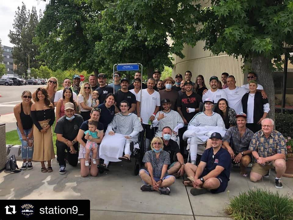 ダニー・トレホさんのインスタグラム写真 - (ダニー・トレホInstagram)「Brought lunch from @trejostacos to the Station 9 Firefighters that were injured in the recent Boyd St Incident here in Los Angeles. Get well soon heroes! ・・・ #Repost @station9_ I’d like to thank Danny Trejo, and The Trejo Tacos team. For donating their time, and meals to the injured Firefighters along with the members who were at the Boyd St Incident. You put some big smiles on the members, and their families with your kindness and support. I want to thank @uflaclocal112 for helping limit the visitors so it could be an intimate lunch visit amongst the members and their families. #lafd#fire#firefighter#firefighters#dannytrejo#trejostacos#kindness#support#burnvictim#9strong#bullfrogs」6月2日 4時40分 - officialdannytrejo