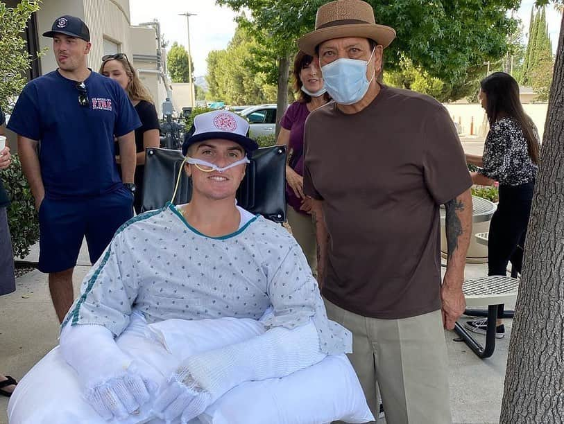 ダニー・トレホさんのインスタグラム写真 - (ダニー・トレホInstagram)「Brought lunch from @trejostacos to the Station 9 Firefighters that were injured in the recent Boyd St Incident here in Los Angeles. Get well soon heroes! ・・・ #Repost @station9_ I’d like to thank Danny Trejo, and The Trejo Tacos team. For donating their time, and meals to the injured Firefighters along with the members who were at the Boyd St Incident. You put some big smiles on the members, and their families with your kindness and support. I want to thank @uflaclocal112 for helping limit the visitors so it could be an intimate lunch visit amongst the members and their families. #lafd#fire#firefighter#firefighters#dannytrejo#trejostacos#kindness#support#burnvictim#9strong#bullfrogs」6月2日 4時40分 - officialdannytrejo