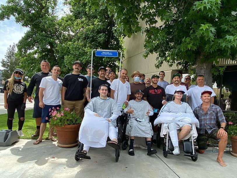 ダニー・トレホさんのインスタグラム写真 - (ダニー・トレホInstagram)「Brought lunch from @trejostacos to the Station 9 Firefighters that were injured in the recent Boyd St Incident here in Los Angeles. Get well soon heroes! ・・・ #Repost @station9_ I’d like to thank Danny Trejo, and The Trejo Tacos team. For donating their time, and meals to the injured Firefighters along with the members who were at the Boyd St Incident. You put some big smiles on the members, and their families with your kindness and support. I want to thank @uflaclocal112 for helping limit the visitors so it could be an intimate lunch visit amongst the members and their families. #lafd#fire#firefighter#firefighters#dannytrejo#trejostacos#kindness#support#burnvictim#9strong#bullfrogs」6月2日 4時40分 - officialdannytrejo