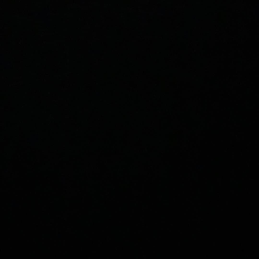 サラ・Xのインスタグラム：「I’ve waited a few days to post on my feed because I have really been at a loss for what to say. This isn’t about my feelings in the slightest and it’s hard to come up with words that don’t, to me, read as banal and repetitive. I keep seeing this Desmond Tutu quote posted by a lot of other non-Black people, “If you are neutral in situations of injustice, you have chosen the side of the oppressor” but I think it’s also important to remember, “Freedom and liberty lose out by default because good people are not vigilant.” ⁣ ⁣ This isn’t just a problem in the United States, but the world is watching us right now. The problem isn’t solved by non-Black people posting a graphic or two and a greeting’s card worth of original insight on Instagram. It won’t be over when the protests die down and you can go back to posting your regular content on your feed. George Floyd’s murder (say it with me: MURDER) was the catalyst, the last straw after hundreds of years of racism, injustice, oppression and MURDER. ⁣ ⁣ To my fellow non-Black people: posting solidarity & support on social media is great, but you have to live it. You don’t have to go to protests in order to show support (I’m autistic so attending a protest is not really an option for me, as I know it isn’t for many of you). You can show your support financially through donations to local or national organizations and gofundmes, even if you only have a little to give. Give your money to Black artists and businesses. FOLLOW MORE BLACK CREATORS. Listen to Black voices, but don’t ask them to do the work for you. ⁣ ⁣ As a white person I feel it is my responsibility to listen, to sit with things, then to take on the labor of using my voice against racism in my own community… both online and in real life. I don’t risk anything by speaking up except a few lost followers or slightly more tense family gatherings. I would hazard a guess that to an extent, this space is a bit of an echo chamber already as most of you already knew where I stood on this. I've had a lot to learn (and unlearn) in my quest to be a better ally and human being, it's a process that's neverending for me & I hope it is for you too.⁣ ⁣ 💗」