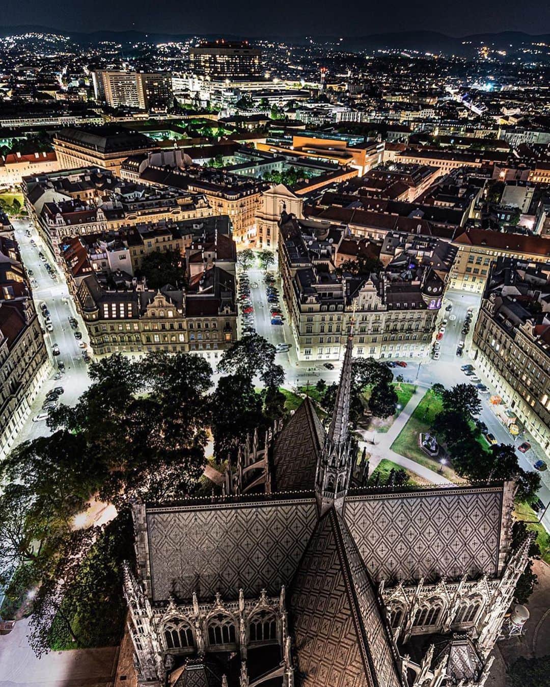 Wien | Viennaさんのインスタグラム写真 - (Wien | ViennaInstagram)「Three incredible photos of Vienna at night. Which one do you like best? 🌃💥 by @_vindobona_1 #ViennaWaitsForYou #ViennaNow」6月2日 4時51分 - viennatouristboard