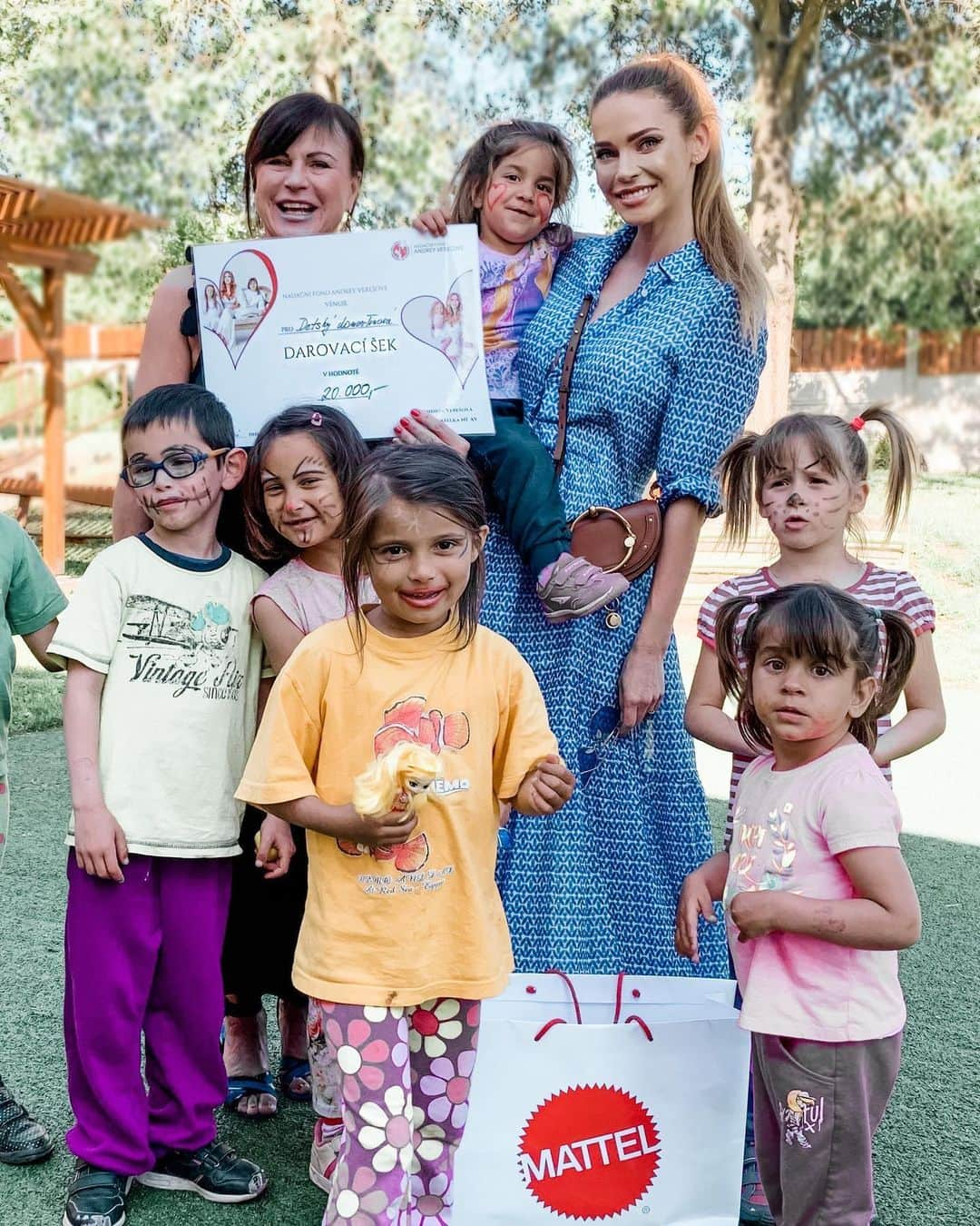 アンドレア・ヴェルソワさんのインスタグラム写真 - (アンドレア・ヴェルソワInstagram)「CHaRiTy ❤️Deň detí sme strávili v detskom domove Trnová. Opusteným detičkám sme urobili radosť nielen bohatou zábavou, malovaním na tvár, ale aj sladkým občerstvením ( bolo aj šampanské 🍾 🎉- teda nealko😉... Asi najviac ich potešili krásne darčeky od @mattel - samozrejme 😍🙌 #snysaplnia @nadacni_fond_andrey_veresove #dreamgam #barbiecz #verimsvymsnum #mattel #hotwheelscz #happyinternationalchildrensday」6月2日 5時00分 - andreaveresovaofficial