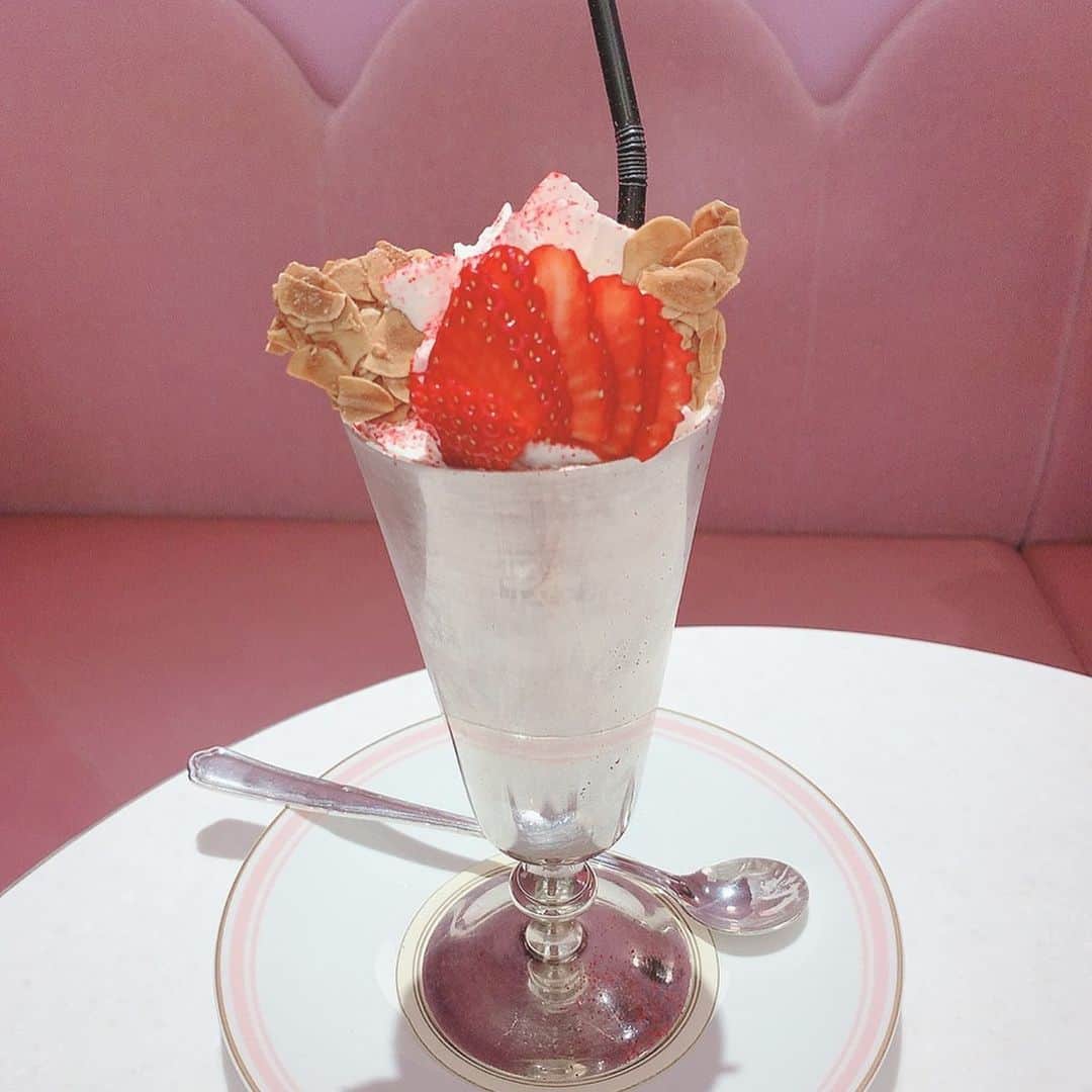 早川愛さんのインスタグラム写真 - (早川愛Instagram)「🍓💕﻿ ﻿ fraise liegeoise...💕💕﻿ ﻿ リエジョワ💕💕﻿ ﻿ 甘くないドリンクの上には﻿ 苺アイスとバニラアイスと生クリームもはいってる﻿ パフェみたいなドリンク💕💕﻿ ﻿ ﻿ かわいいピンクの席でhappy time...💕💕﻿ ﻿ ﻿ ﻿@ladureejapon #リエジョワ﻿ #ラデュレ﻿ #ラデュレ表参道﻿ #表参道﻿ #表参道カフェ」6月2日 5時21分 - megumegu_1006