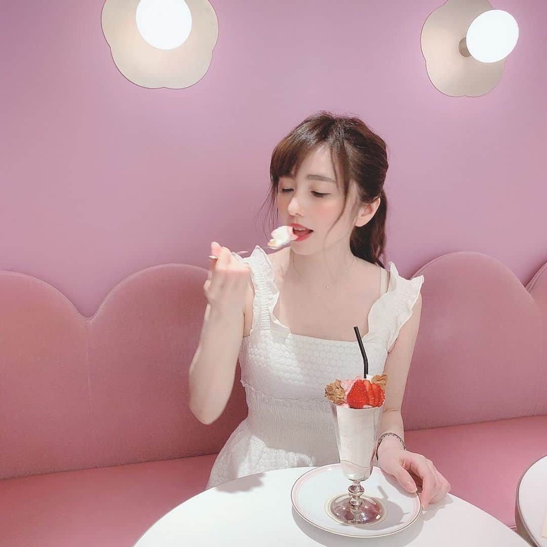 早川愛さんのインスタグラム写真 - (早川愛Instagram)「🍓💕﻿ ﻿ fraise liegeoise...💕💕﻿ ﻿ リエジョワ💕💕﻿ ﻿ 甘くないドリンクの上には﻿ 苺アイスとバニラアイスと生クリームもはいってる﻿ パフェみたいなドリンク💕💕﻿ ﻿ ﻿ かわいいピンクの席でhappy time...💕💕﻿ ﻿ ﻿ ﻿@ladureejapon #リエジョワ﻿ #ラデュレ﻿ #ラデュレ表参道﻿ #表参道﻿ #表参道カフェ」6月2日 5時21分 - megumegu_1006