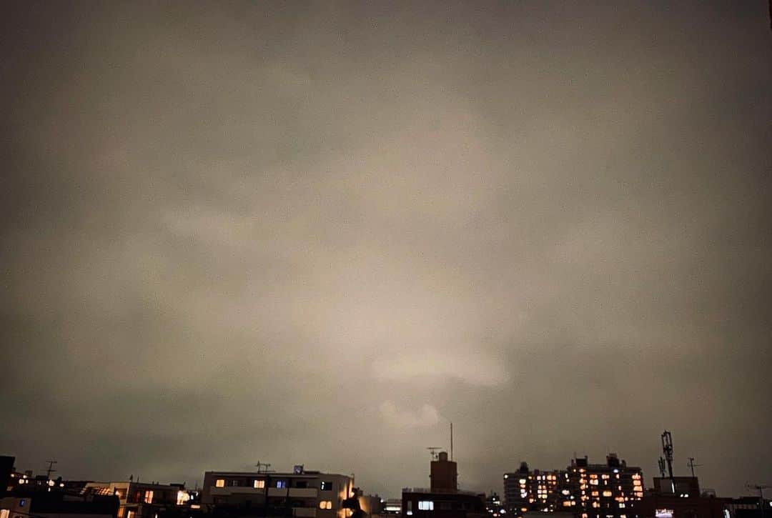 蔭山浩美さんのインスタグラム写真 - (蔭山浩美Instagram)「花火見れるかな？と思って、ベランダでスタンバイしてみたけど、見れませんでした😢 でも、きっと今日は沢山の人が雨上がりの夜空(雨が降ってる地域もあるのかな)を見上げたんじゃないかなぁ☺︎ それぞれの想いが、それぞれの努力が、それぞれの形で…届きあえますように✨🙏感謝しています。 #全国一斉花火プロジェクト #みんな空の下」6月1日 20時22分 - hiromi_kageyama