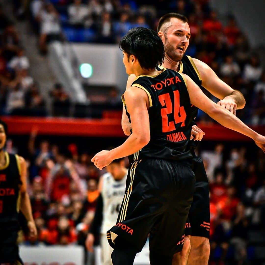 田中大貴のインスタグラム：「彼のような素晴らしい経験を持つ一流の選手と時間を共に出来たことは自分のキャリアにとって凄く意味のある事でした。彼のバスケットに取り組む姿勢から本当にたくさんの事を学びました。 自分にとって彼と一緒にいる時間は全てがプラスになることばかりでした。一緒にやれて幸せでした。マキ！お疲れ様でした🤝  Thanks Mr. Professional.」