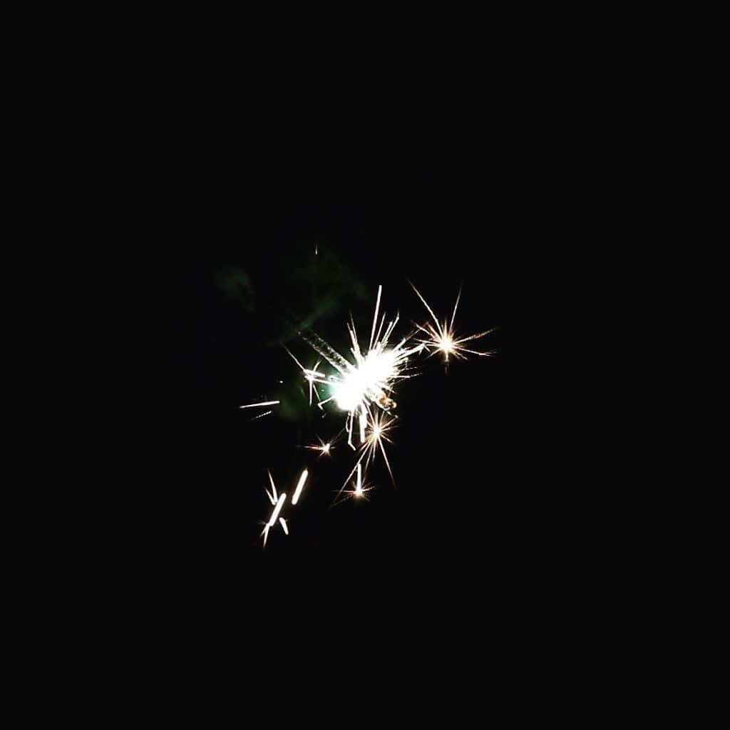中川政七商店さんのインスタグラム写真 - (中川政七商店Instagram)「「おうちではじまる、花火大会。」﻿ ﻿ 今宵は全国の夜空に、日本の花火職人さんによる「Cheer up！花火プロジェクト」が打ち上げられましたね。﻿ 悪疫退散を祈願し、花火を見上げて笑顔になってもらうために企画されたこのプロジェクト。﻿ 残念ながら我が家からは見ることはできませんでしたが、SNSでその様子を見ながら、壮大さや美しさを想像して楽しんでいます。﻿ ﻿ 海外産の花火におされ、厳しい状況にある国産花火。﻿ その美しい火花には、日本の花火文化を絶やすまいと今も伝統的な製法を守る花火職人の熱い思いが宿っています。﻿ 中川政七商店でも、そんな日本の花火を残すために、大人にこそ楽しめる手花火セットをつくりました。﻿ ﻿ 夏の花火大会が中止となる今年、おうちの中で日本の花火職人のこだわりを、楽しんでみませんか。﻿ 色や形、火花の散り方といった職人の演出を楽しんでいただける、贅沢な内容。﻿ 大会のプログラムのように順番に火をつけ、一本一本異なる美しさをゆっくりとご鑑賞ください。 ﻿ ﻿ ▶日本の手花火　大人の花火大会／￥1,980﻿ （稲妻花火1本・四彩ススキ1本・交差閃光1本・月光花火1本・藍色涼火1本・ナイアガラ1本・点滅冠菊1本・大江戸牡丹2本）﻿ ﻿ 🦌お買い物はプロフィールリンクまたは画像をタップ。@nakagawamasa7 ﻿ ﻿  #中川政七商店 #花火 #花火大会 #花火🎆 #花火大会🎆 #cheeruphanabi #fireworks #hanabi #feuerwerk #おうち時間 #おうちじかん #うちで過ごそう #暮らしの道具 #夏の風物詩 #夏休み #夏休みの思い出 #japaneseculture #japanesestyle #nakagawamasashichi #pyro #fuegosartificiales #fuochidartificio #feuxdartifices」6月1日 20時32分 - nakagawamasa7
