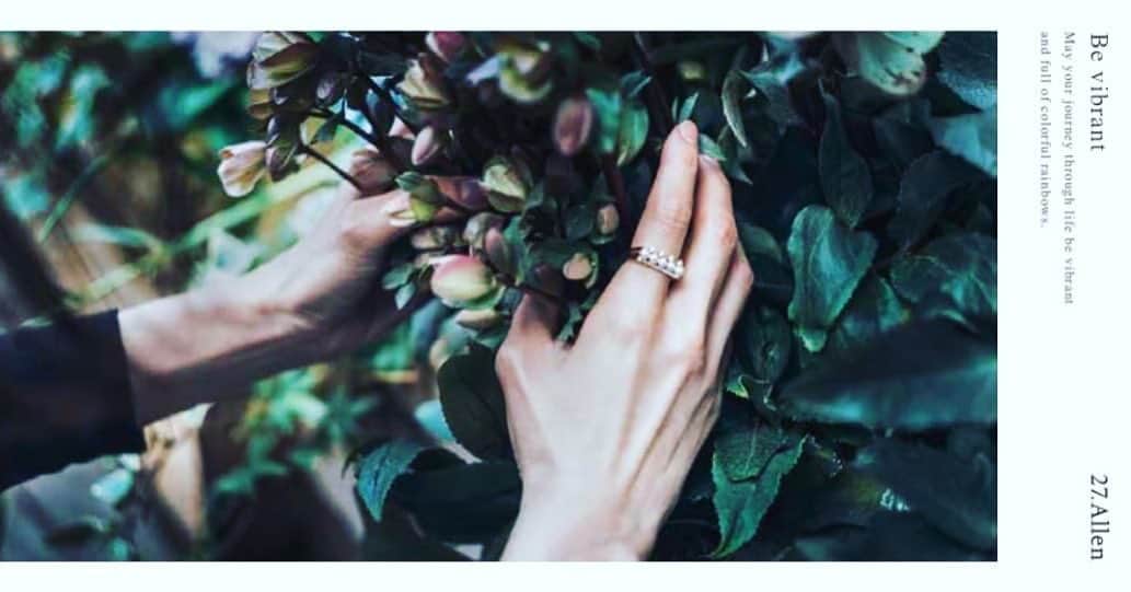 MIHOのインスタグラム：「The beginning of June.  Let us bloom where we are planted.﻿ ﻿ We are going through tough times, but let’s keep our fingers crossed and hope things will get better soon!﻿ ﻿ 27.Allen﻿ ﻿ ﻿ 心と体の断捨離﻿ ﻿ あっという間のように過ぎ去った3、4、５月 ﻿ 先週あたりから街が動き始めなんとなく日常が粛々と﻿動き始めている感じがしていますが、みなさんいかがお過ごしですか？﻿ ﻿ ﻿ 6月のみなさんお誕生日おめでとうございます﻿ ﻿ ﻿ どうか一生に一度あるかないかの未体験ゾーンを乗り越えて、まだ見ない自分の先をイメージして﻿ ﻿ 今年一年をいい一年だったなぁ﻿ ﻿ そんな風に思い出せる毎日に近づけますように﻿ ﻿ ﻿ ステイホーム中、外出を控えていた皆さんも﻿ 色々な目からウロコ的なことに気づかされ﻿  こんな方法があったんだ！とか﻿ これはいらないかな？とか ﻿ みなさんの中でも色々な選別もあったのでは？﻿ ﻿ 私はとにかく強制的に止まらせてもらってよかったです、笑﻿ ﻿ 動けない歯がゆさは残っているものの﻿ どうしようもないなら今を楽しむこと﻿ 忍者扉のような対極の生活を楽しめること﻿ そうしないとストレスに捕まってしまうからと思います﻿ ﻿ 疲れのデトックスをして﻿ 日々本来の自分はこうだったなぁ﻿ これからはどうしようかな？とか﻿ ﻿ ﻿ 心と体の断捨離もできたような気もします﻿ ﻿ ﻿ 大切にしたいもの﻿ 飾っておきたいもの﻿ 時を待つタイムカプセルみたいなもの﻿ もういらないもの﻿ ﻿ ﻿ 思い描く景色は私の中にちゃんとあります﻿ ﻿ ﻿ …実際は何も動いていないし﻿ 変わってないけど、笑﻿ 心を決めるというのは﻿ ある意味、向かう方向が決まっているので﻿ あとはまっすぐ信じて今を進めば良いかな、って﻿ ﻿ ﻿ 傷ついたって転んで擦りむいたって﻿ 痛みを癒してまた立ち上がっていけばいい﻿ 周りには大切な人たちが、おまいさんばっかだなぁ！って笑ってくれる﻿ ﻿ ﻿ 大切なのはどうやって動くか﻿ ちゃんと自分だけじゃなくて周りも見て﻿ みんなでそれぞれのタイミングで幸せを見出せること﻿ ﻿ ﻿ そんな毎日の中、27.Allenも感染拡大協力の為﻿ 自粛を余儀なくさせていただいておりましたが﻿ 優しいお客様のおかげで色々デザインなどを考えて日々を過ごすことができました﻿ ﻿ ﻿ ありがとうございます﻿ ﻿ ﻿ 時代に流されず、いつも身につけられるような﻿ その人にとって思い出も込みのアレン﻿ ﻿ そんなモノヅクリがステイホーム中にできた気がしています﻿ ﻿ どうかこれからも心身ともに健やかに﻿ 少し気を使う世界の中でも、それぞれの楽しみや喜びを見つけられる私たちでありますように﻿ ﻿ そんなことを6月に思いました﻿ ﻿ みんなの毎日も健康だったらなんでもチャレンジできるから﻿ ﻿ 心身共に健やかにね﻿ ﻿ よい6月のハジマリを﻿ ﻿ ﻿ ﻿ 27.Allen﻿ miho﻿ ﻿ ﻿ ﻿ #27allen﻿ #jewelry ﻿ #accessory ﻿ #tokyo ﻿ #japan﻿ #madeinjapan﻿ #27 has a meaning﻿ #ideal﻿ #intuition﻿ #hunch﻿ #ヴァンセットアレン ﻿ #ジュエリー﻿ #アクセサリー ﻿ #27 という ﻿ #数字 は ﻿ #理想 や ﻿ #直感 を表します ﻿ #numero﻿ #birthstone﻿ #誕生石﻿ #数字﻿ #LIFE﻿ #モデル﻿ #みほ﻿ #6月のハジマリ﻿ #message27﻿ ﻿ ﻿」
