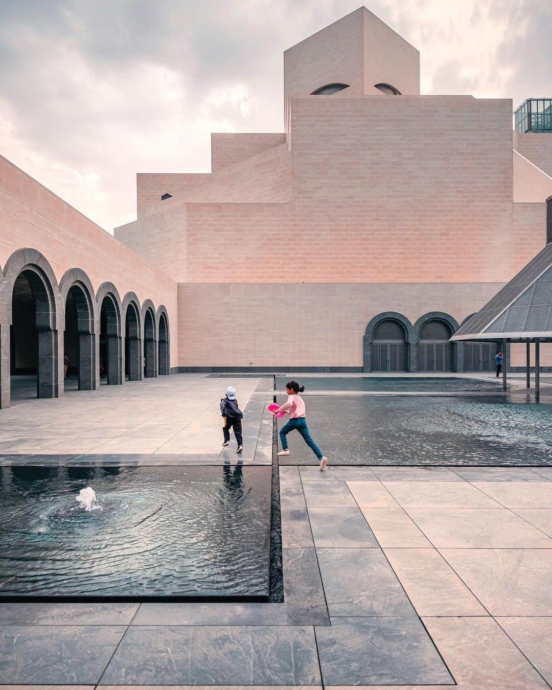 Nicanor Garcíaのインスタグラム：「Geometric jumps : Saltos geométricos #nicanorgarcia @travelarchitectures」