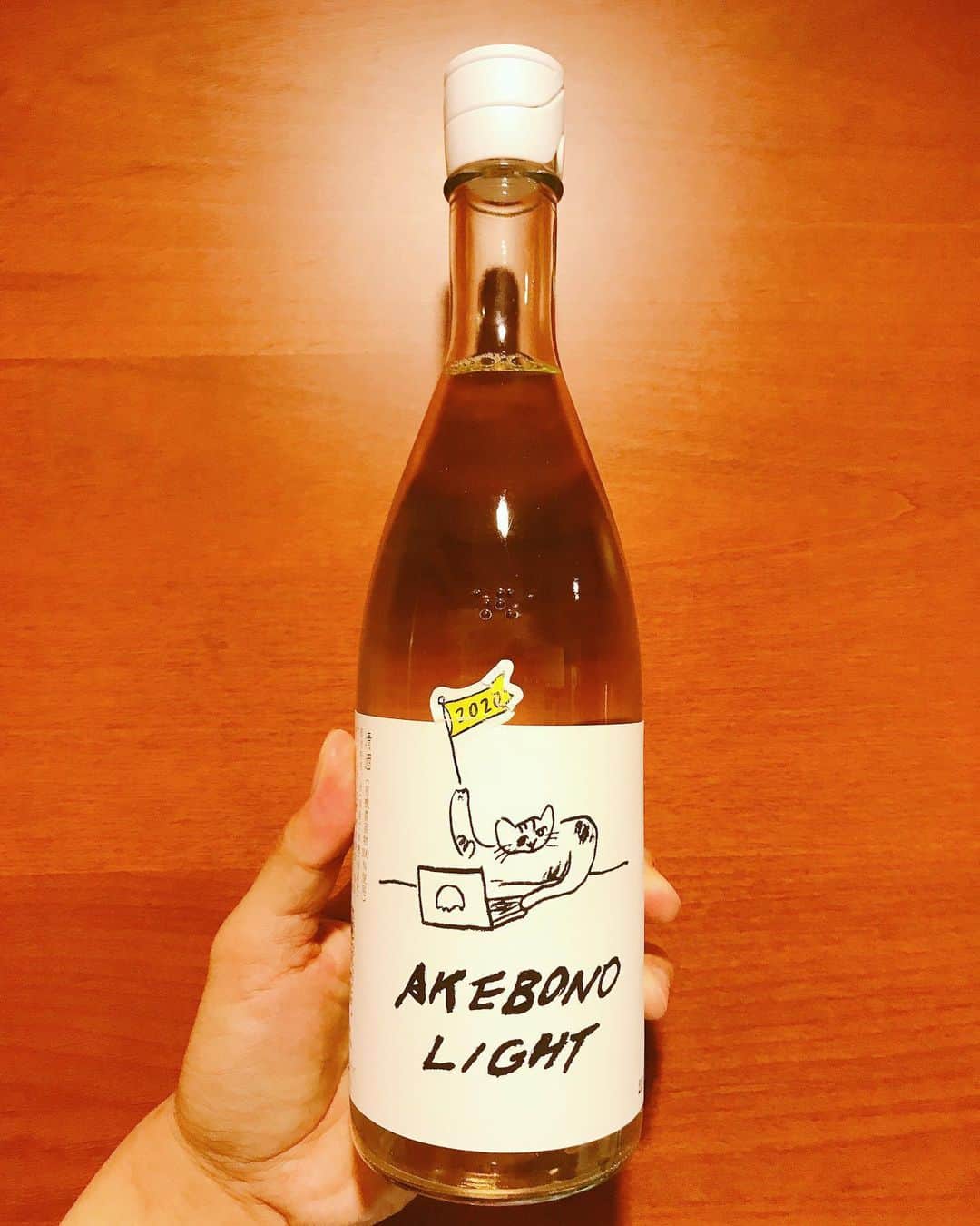 のインスタグラム：「今宵の一本✨  富山県高澤酒造場の『AKEBONO LIGHT』  有機米使用の低アルコールで飲みやすさ抜群✨  ラベルが可愛い😸✨ #日本酒#sake #富山#曙#高澤酒造場 #akebonolight #低アルコールはトレンド #日本酒飲もう #日本文化は楽しい」