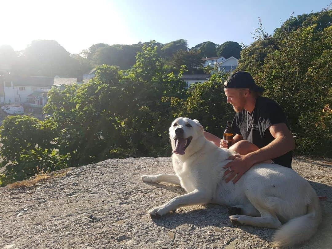 ルーファス・テイラーのインスタグラム：「Opie the dire wolf 🐺  @twon013 @anzlovejoy」
