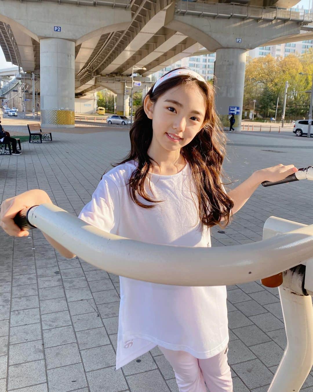 ウンチェのインスタグラム：「. 어제 밤에 슬라임으로 줄넘기 하는 척 하다가 머리카락에 슬라임이 통째로 다 붙은 애......... . 처음엔 어이가 없어서 헛웃음이 나왔는데 , 쉽게 떼어지지 않는 슬라임 땜에 멘붕와서 화남🤯  어제 그 난리를 치고도 오늘은 또 #해맑 #은채 - - - - #너정말왜그러니 #다잘라내서 #땜빵생기는줄  #머리감기면서 #진심화남 #그놈의슬라임 #🤬」