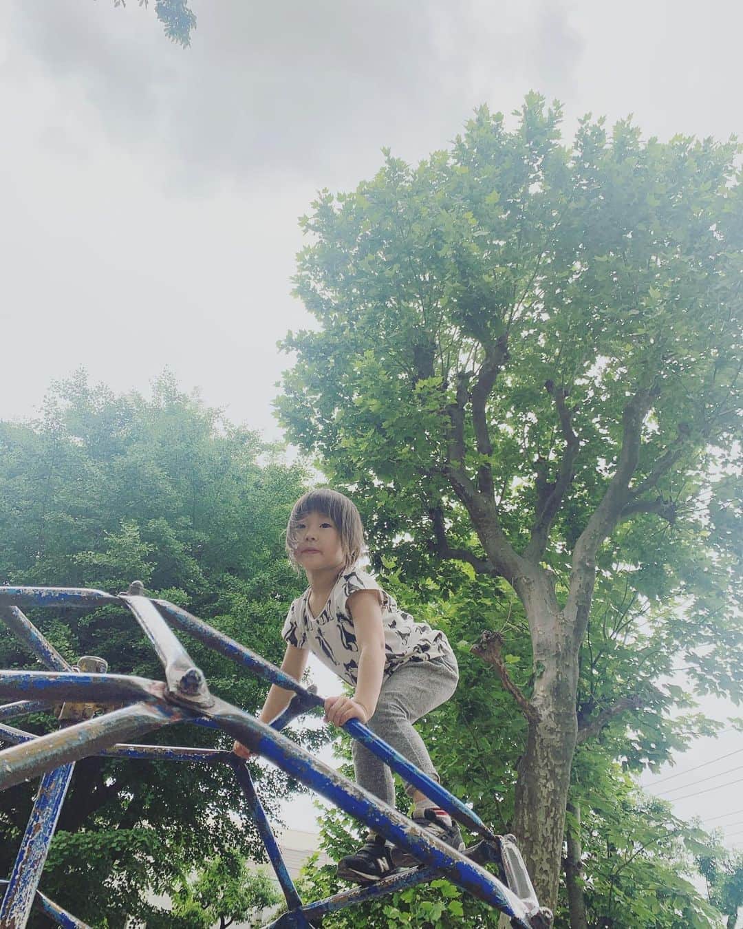 坂本美雨さんのインスタグラム写真 - (坂本美雨Instagram)「“コロナが終わったら〜”と巷で使われるフレーズがいつのまにか子どもたちにも浸透していてそのたびズキンとしていた日々。 『シンガタコロナウイルスおわったのにどうしてみんなマスクしてるの？』と聞くので、終わったわけじゃないよ、まだウイルスはいなくなってないし薬もできてないよ、と説明しなくてはいけないのが苦しいが、公園で遊ぶときの喜びは、まさしく生命の爆発。 . #今日のなまこちゃん  #4歳10ヶ月」6月1日 20時53分 - miu_sakamoto