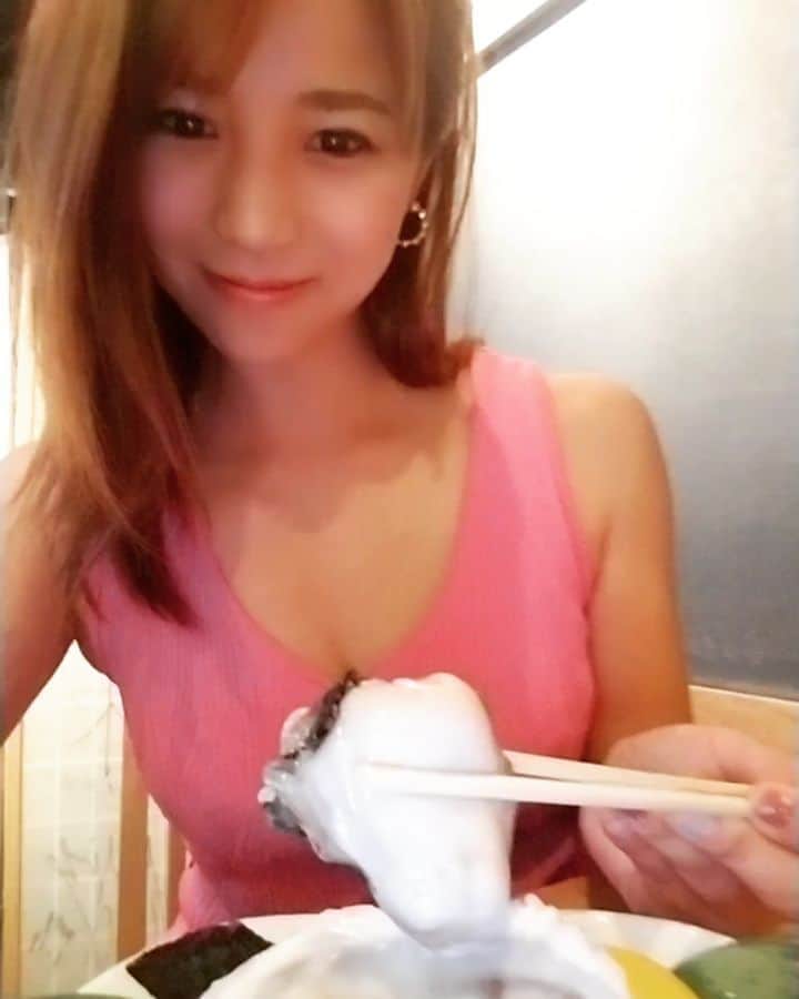 のインスタグラム：「本日六本木かき心さん4周年💗 おめでとうございます😆💕 こちらは先日お邪魔したときのムービー✨ いつも、親子で、大切な人達と行ったときに温かく迎えてくれる素敵なお店💓 この日は島根県産の岩牡蠣✨ 美味しかった😍💗 ここの牡蠣は大きくてクリーミー✨💗💕 牡蠣はもちろん、 遅めの時間にはカラオケも出来るので、 何軒目に行っても楽しいお店✨  今月また行きます❤ ななちゃんのお友達と言えば 嬉しい事があるかも⁉️😄 #オイスターバー  #牡蠣  #生牡蠣  #岩牡蠣  #カラオケ  #六本木」
