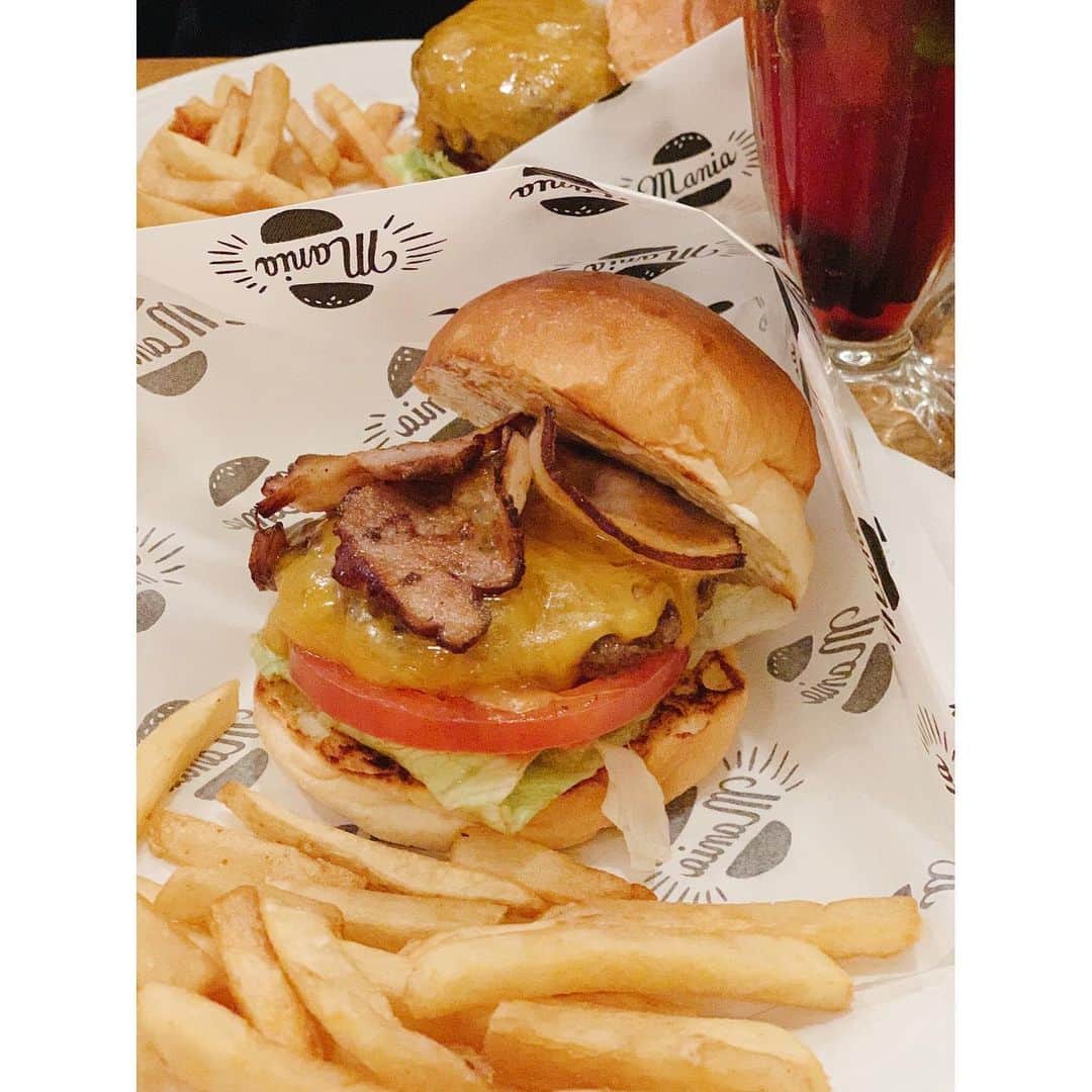川島幸恵さんのインスタグラム写真 - (川島幸恵Instagram)「🍔🍔🍔﻿ ﻿ あー。ハンバーガー食べに行きたいっ😩💕﻿ ﻿ 好きなものが食べたい時に食べれるって、最高に幸せなんだな💭﻿ ﻿ ﻿ #hamburger #bacon #cheese﻿ #burgermania #hamburgers #burgerloves﻿ #frenchfries #foods﻿ #大好物﻿」6月1日 20時54分 - sachie118