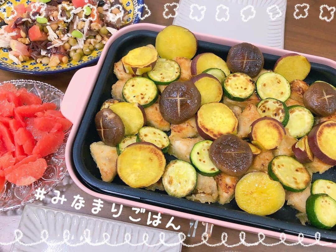南まりかのインスタグラム：「. 今回のBRUNOランチは、 カジキマグロと野菜のグリル🍴 . カジキマグロは、焼く前に下味をつけて◡̈ . . □作り方□ ・カジキマグロ…4切 ・ズッキーニ…1本 ・さつまいも…1本 ・椎茸…6個 ☆醤油…大さじ2 ☆酒…大さじ2 ☆みりん…大さじ2 ☆にんにく(チューブ)…4〜5cm ☆しょうが(チューブ)…4〜5cm ・片栗粉 ・塩…適量 ・オリーブオイル  ①カジキマグロを一口大に切り、ポリ袋にカジキと☆を全て入れて揉み込む。 そのまま冷蔵庫で1〜2時間。 ②椎茸に汚れが付いていたら、キッチンペーパーで拭き取り、軸を切り落とします。 ズッキーニとさつまいもは輪切りに。切ったさつまいもは水に付けておく。 ③カジキを冷蔵庫から出して片栗粉を付け、オリーブオイルをひいた鉄板で焼く。 焼けたらお皿に取ります。 ④鉄板を拭いて、ズッキーニと椎茸を焼き、焼けたらお皿に取り鉄板を拭きます。 ⑤さつまいもの水気を切って、鉄板に乗せたら蓋をして蒸し焼きに。 火が通ったら、カジキ、ズッキーニ、椎茸を鉄板に戻して、塩を軽く振りかけたら出来上がり🍴 . 焼き目をつけたかったので段取り多くなったけど、野菜を蒸し焼きで良ければ④を省いて全部蒸し焼きにしてください◡̈ . あっさりした味付けなので、濃い目がいい方は下味の醤油を多めにするのがいいと思います(^^) . 娘がいっぱい食べてくれたので、お子様も好きな味なのかも♬  #bruno #ホットプレート料理 #お昼ごはん  #みなまりごはん #カジキマグロと野菜のグリル  #3歳娘大喜び #ズッキーニレシピ #女の子のママ  #さつまいも最強 #甘くてホクホク」