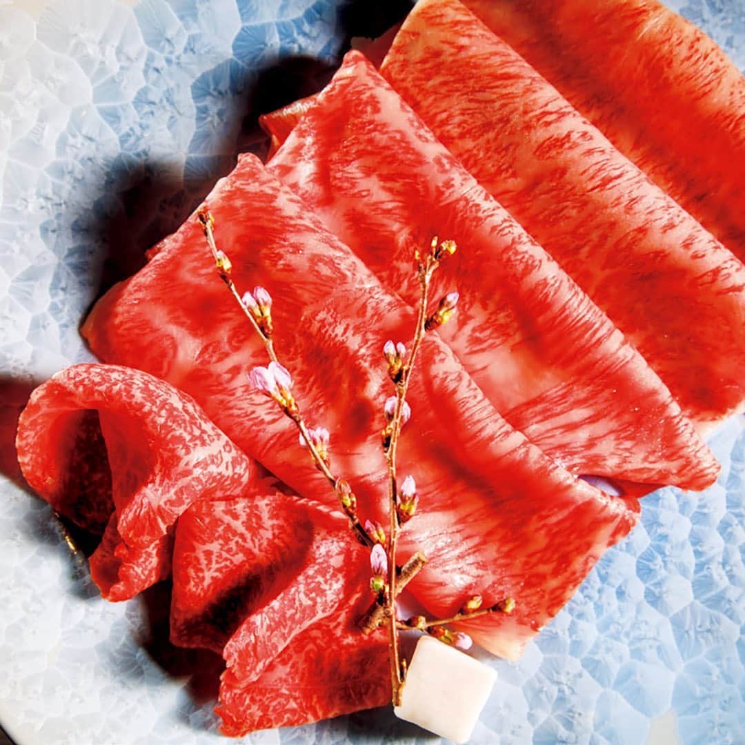 東京カレンダーさんのインスタグラム写真 - (東京カレンダーInstagram)「“イノセントカーベリー”の次の一手は肉を食べ比べできる高級すき焼き！﻿ 西麻布のスタイリッシュな焼肉店『The INNOCENT CARVERY』の姉妹店が丸の内にオープン。﻿ ﻿ 全国のA5ランク12等級の和牛のみを使用するこの店で見逃せないのは相盛。﻿ 神戸大田牛や松阪牛など常時4～5種類を用意した中から産地違いや部位別など、1人前で3種類ほどを食べ比べられる。﻿ また、すき焼きのほかにもしゃぶしゃぶやオイル焼、ユッケにローストビーフなどメニューは牛肉料理オンパレード。あれこれ味わいたいなら「十二天コース」￥18,000を！﻿ ⠀⠀⠀⠀⠀⠀⠀⠀⠀﻿ ⠀⠀⠀⠀⠀⠀⠀⠀⠀﻿ 写真①②「すき焼き相盛」単品一人前￥8,000は、和牛ならではの甘やかな香りと醤油の香ばしい香りが渾然一体となってあたりに立ちこめ、否が応でも食欲を刺激する　﻿ ⠀⠀⠀⠀⠀⠀⠀⠀⠀﻿ 写真③宮城牛 サーロイン・神戸大田牛 腕肉・神戸大田牛 サーロイン→同じサーロインでも、産地によってサシの入り方が異なる。﻿ 焼く前に肉の違いを確認できるのもまた一興だ。﻿ ⠀⠀⠀⠀⠀⠀⠀⠀⠀﻿ ⠀⠀⠀⠀⠀⠀⠀⠀⠀﻿ ★コースの詳細や店内の様子は﻿ 『月刊誌　東京カレンダー2020  6月号 #大人もコスパは大事 TokyoCalendar Journal』にて﻿ ⠀⠀⠀⠀⠀⠀⠀⠀⠀﻿ ⠀⠀⠀⠀⠀⠀﻿ ★この企画について﻿ 【TokyoCalendar Journal】﻿ 最新のレストランや東京を遊び尽くすイベント情報など、東京の最前線をリポート！﻿ 「どこに行こう？何しよう？何を食べよう？」﻿ そんな時は #TokyoCalendarJournal を見て欲しい。﻿ ⠀⠀⠀⠀⠀⠀⠀⠀⠀﻿ 【今回ご紹介したレストラン情報】﻿ 店名▷すき焼き十二天﻿ エリア▷#丸の内 #東京﻿ 電話▷03-6259-1595⠀⠀⠀⠀⠀⠀﻿ 住所▷千代田区丸の内2-6-1 丸の内ブリックスクエア3F﻿ .﻿ . ーーーーーーー★ーーーーーーーー﻿ @tokyocalendar プロフィールURLの﻿ 東カレweb（アプリ）では、﻿ 高級グルメ情報や話題のレストラン、﻿ 手土産からテイクアウトグルメなど﻿ 東京のグルメ情報を幅広くご紹介。﻿ そして大人気コンテンツ、東カレweb小説や﻿ トレンドニュースも配信しております。﻿ ーーーーーーーーーーーーーーーー ﻿ ⠀⠀⠀⠀⠀⠀⠀⠀⠀﻿ #すき焼き十二天　#丸の内#丸の内グルメ#東京駅#すき焼き#高級　#sukiyaki #最新レストラン#東カレ #tokyocalendar #東京グルメ #日本グルメ #日本美食 #東京美食  #落ち着いたら行こう #和牛 #肉 #肉料理 #wagyu」6月1日 20時57分 - tokyocalendar