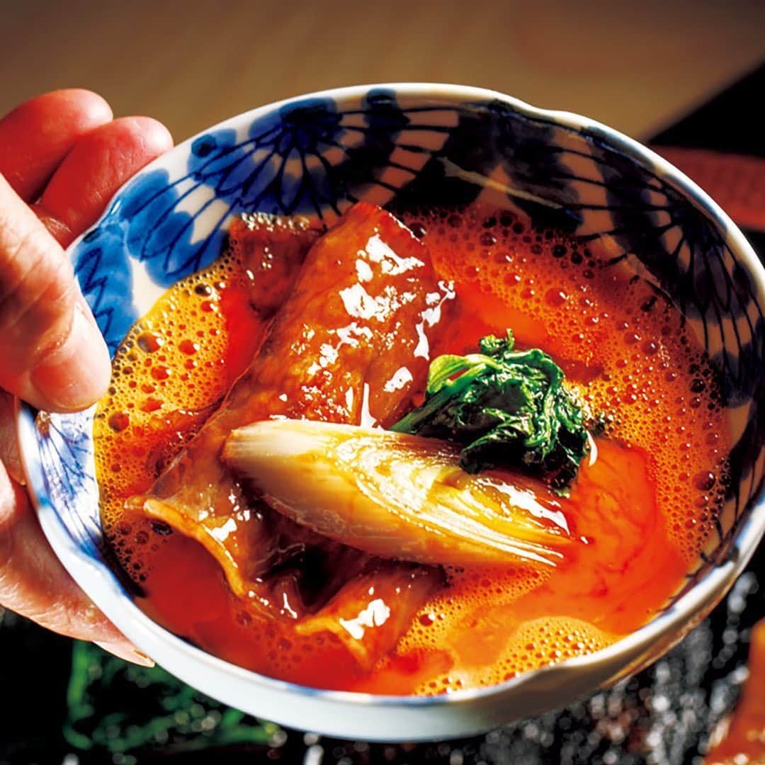 東京カレンダーさんのインスタグラム写真 - (東京カレンダーInstagram)「“イノセントカーベリー”の次の一手は肉を食べ比べできる高級すき焼き！﻿ 西麻布のスタイリッシュな焼肉店『The INNOCENT CARVERY』の姉妹店が丸の内にオープン。﻿ ﻿ 全国のA5ランク12等級の和牛のみを使用するこの店で見逃せないのは相盛。﻿ 神戸大田牛や松阪牛など常時4～5種類を用意した中から産地違いや部位別など、1人前で3種類ほどを食べ比べられる。﻿ また、すき焼きのほかにもしゃぶしゃぶやオイル焼、ユッケにローストビーフなどメニューは牛肉料理オンパレード。あれこれ味わいたいなら「十二天コース」￥18,000を！﻿ ⠀⠀⠀⠀⠀⠀⠀⠀⠀﻿ ⠀⠀⠀⠀⠀⠀⠀⠀⠀﻿ 写真①②「すき焼き相盛」単品一人前￥8,000は、和牛ならではの甘やかな香りと醤油の香ばしい香りが渾然一体となってあたりに立ちこめ、否が応でも食欲を刺激する　﻿ ⠀⠀⠀⠀⠀⠀⠀⠀⠀﻿ 写真③宮城牛 サーロイン・神戸大田牛 腕肉・神戸大田牛 サーロイン→同じサーロインでも、産地によってサシの入り方が異なる。﻿ 焼く前に肉の違いを確認できるのもまた一興だ。﻿ ⠀⠀⠀⠀⠀⠀⠀⠀⠀﻿ ⠀⠀⠀⠀⠀⠀⠀⠀⠀﻿ ★コースの詳細や店内の様子は﻿ 『月刊誌　東京カレンダー2020  6月号 #大人もコスパは大事 TokyoCalendar Journal』にて﻿ ⠀⠀⠀⠀⠀⠀⠀⠀⠀﻿ ⠀⠀⠀⠀⠀⠀﻿ ★この企画について﻿ 【TokyoCalendar Journal】﻿ 最新のレストランや東京を遊び尽くすイベント情報など、東京の最前線をリポート！﻿ 「どこに行こう？何しよう？何を食べよう？」﻿ そんな時は #TokyoCalendarJournal を見て欲しい。﻿ ⠀⠀⠀⠀⠀⠀⠀⠀⠀﻿ 【今回ご紹介したレストラン情報】﻿ 店名▷すき焼き十二天﻿ エリア▷#丸の内 #東京﻿ 電話▷03-6259-1595⠀⠀⠀⠀⠀⠀﻿ 住所▷千代田区丸の内2-6-1 丸の内ブリックスクエア3F﻿ .﻿ . ーーーーーーー★ーーーーーーーー﻿ @tokyocalendar プロフィールURLの﻿ 東カレweb（アプリ）では、﻿ 高級グルメ情報や話題のレストラン、﻿ 手土産からテイクアウトグルメなど﻿ 東京のグルメ情報を幅広くご紹介。﻿ そして大人気コンテンツ、東カレweb小説や﻿ トレンドニュースも配信しております。﻿ ーーーーーーーーーーーーーーーー ﻿ ⠀⠀⠀⠀⠀⠀⠀⠀⠀﻿ #すき焼き十二天　#丸の内#丸の内グルメ#東京駅#すき焼き#高級　#sukiyaki #最新レストラン#東カレ #tokyocalendar #東京グルメ #日本グルメ #日本美食 #東京美食  #落ち着いたら行こう #和牛 #肉 #肉料理 #wagyu」6月1日 20時57分 - tokyocalendar