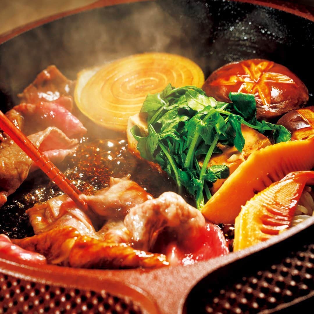 東京カレンダーさんのインスタグラム写真 - (東京カレンダーInstagram)「“イノセントカーベリー”の次の一手は肉を食べ比べできる高級すき焼き！﻿ 西麻布のスタイリッシュな焼肉店『The INNOCENT CARVERY』の姉妹店が丸の内にオープン。﻿ ﻿ 全国のA5ランク12等級の和牛のみを使用するこの店で見逃せないのは相盛。﻿ 神戸大田牛や松阪牛など常時4～5種類を用意した中から産地違いや部位別など、1人前で3種類ほどを食べ比べられる。﻿ また、すき焼きのほかにもしゃぶしゃぶやオイル焼、ユッケにローストビーフなどメニューは牛肉料理オンパレード。あれこれ味わいたいなら「十二天コース」￥18,000を！﻿ ⠀⠀⠀⠀⠀⠀⠀⠀⠀﻿ ⠀⠀⠀⠀⠀⠀⠀⠀⠀﻿ 写真①②「すき焼き相盛」単品一人前￥8,000は、和牛ならではの甘やかな香りと醤油の香ばしい香りが渾然一体となってあたりに立ちこめ、否が応でも食欲を刺激する　﻿ ⠀⠀⠀⠀⠀⠀⠀⠀⠀﻿ 写真③宮城牛 サーロイン・神戸大田牛 腕肉・神戸大田牛 サーロイン→同じサーロインでも、産地によってサシの入り方が異なる。﻿ 焼く前に肉の違いを確認できるのもまた一興だ。﻿ ⠀⠀⠀⠀⠀⠀⠀⠀⠀﻿ ⠀⠀⠀⠀⠀⠀⠀⠀⠀﻿ ★コースの詳細や店内の様子は﻿ 『月刊誌　東京カレンダー2020  6月号 #大人もコスパは大事 TokyoCalendar Journal』にて﻿ ⠀⠀⠀⠀⠀⠀⠀⠀⠀﻿ ⠀⠀⠀⠀⠀⠀﻿ ★この企画について﻿ 【TokyoCalendar Journal】﻿ 最新のレストランや東京を遊び尽くすイベント情報など、東京の最前線をリポート！﻿ 「どこに行こう？何しよう？何を食べよう？」﻿ そんな時は #TokyoCalendarJournal を見て欲しい。﻿ ⠀⠀⠀⠀⠀⠀⠀⠀⠀﻿ 【今回ご紹介したレストラン情報】﻿ 店名▷すき焼き十二天﻿ エリア▷#丸の内 #東京﻿ 電話▷03-6259-1595⠀⠀⠀⠀⠀⠀﻿ 住所▷千代田区丸の内2-6-1 丸の内ブリックスクエア3F﻿ .﻿ . ーーーーーーー★ーーーーーーーー﻿ @tokyocalendar プロフィールURLの﻿ 東カレweb（アプリ）では、﻿ 高級グルメ情報や話題のレストラン、﻿ 手土産からテイクアウトグルメなど﻿ 東京のグルメ情報を幅広くご紹介。﻿ そして大人気コンテンツ、東カレweb小説や﻿ トレンドニュースも配信しております。﻿ ーーーーーーーーーーーーーーーー ﻿ ⠀⠀⠀⠀⠀⠀⠀⠀⠀﻿ #すき焼き十二天　#丸の内#丸の内グルメ#東京駅#すき焼き#高級　#sukiyaki #最新レストラン#東カレ #tokyocalendar #東京グルメ #日本グルメ #日本美食 #東京美食  #落ち着いたら行こう #和牛 #肉 #肉料理 #wagyu」6月1日 20時57分 - tokyocalendar