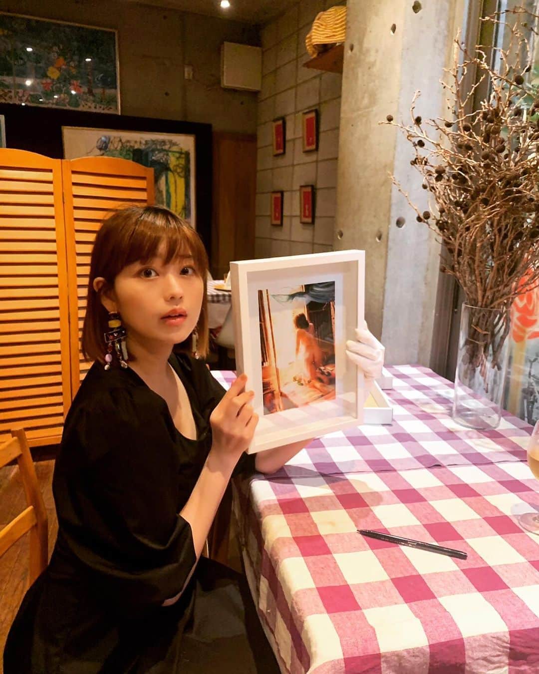 のインスタグラム：「今日は、#月刊冨手麻妙 の写真をご購入して下さった方へサイン書きしました〜💗 皆様のもとへ、愛を届けます^_^💗 #月刊シリーズ #野村恵子 #photography #photo #photographer #photobook #keikonomura」