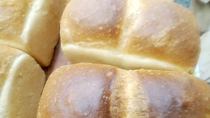 カバのインスタグラム：「どう？凄くないですか？😊 これ明日から発売される . パリ食パン🇫🇷. . です️✨ むぎでしか食べれないパンです！是非ご賞味下さい😁🍞✨. . . #食パン工房むぎ #パンの産声」