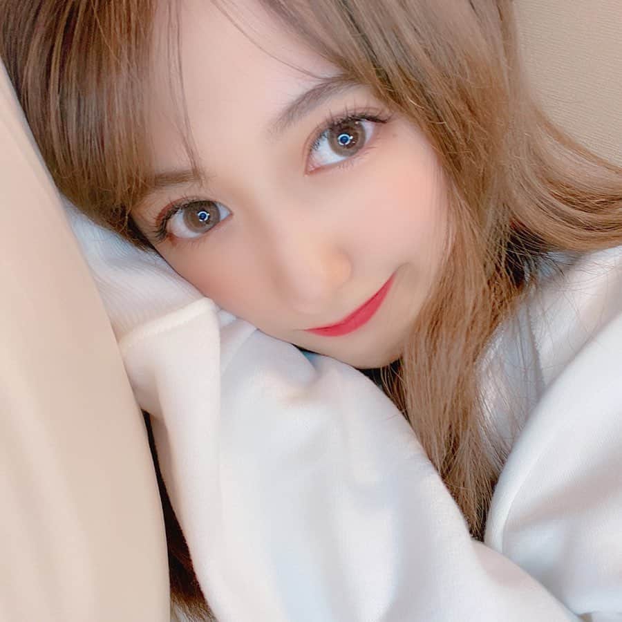 のインスタグラム：「今日から６月﻿ なうしゃめ。🤔❤️ ﻿ ﻿ 🏠にあるもの断捨離して﻿ スッキリ〜さいこう〜。。﻿ ﻿ ﻿ ﻿ 2枚目は、販売前のコスメを頂いたよう🌻﻿ ﻿ ラメ・クリーム・シマーグリッターの12色❤︎ ﻿ ﻿ そしてわたしが使ったのは﻿ 5番のビターオーロララメで深みがある！﻿ 塗り心地が良くって可愛いアイシャドウ！！﻿ これからの季節たくさん使える💘﻿ ﻿ ﻿  #DOLLYWINK ﻿ #ドーリーウインク ﻿ #カスタムシャドウ﻿  #newhair #おうち時間　#팔로우환영　#팔로우반사　#팔로우해요 #followｍe #followforfollowback ﻿ #맞팔#맞팔환영　#カラー　#ヘアカラー #ベージュカラー  #ヘアースタイル #髪色 #ミディアムヘア #ミディアムヘアアレンジ　#ミルクティーベージュ」