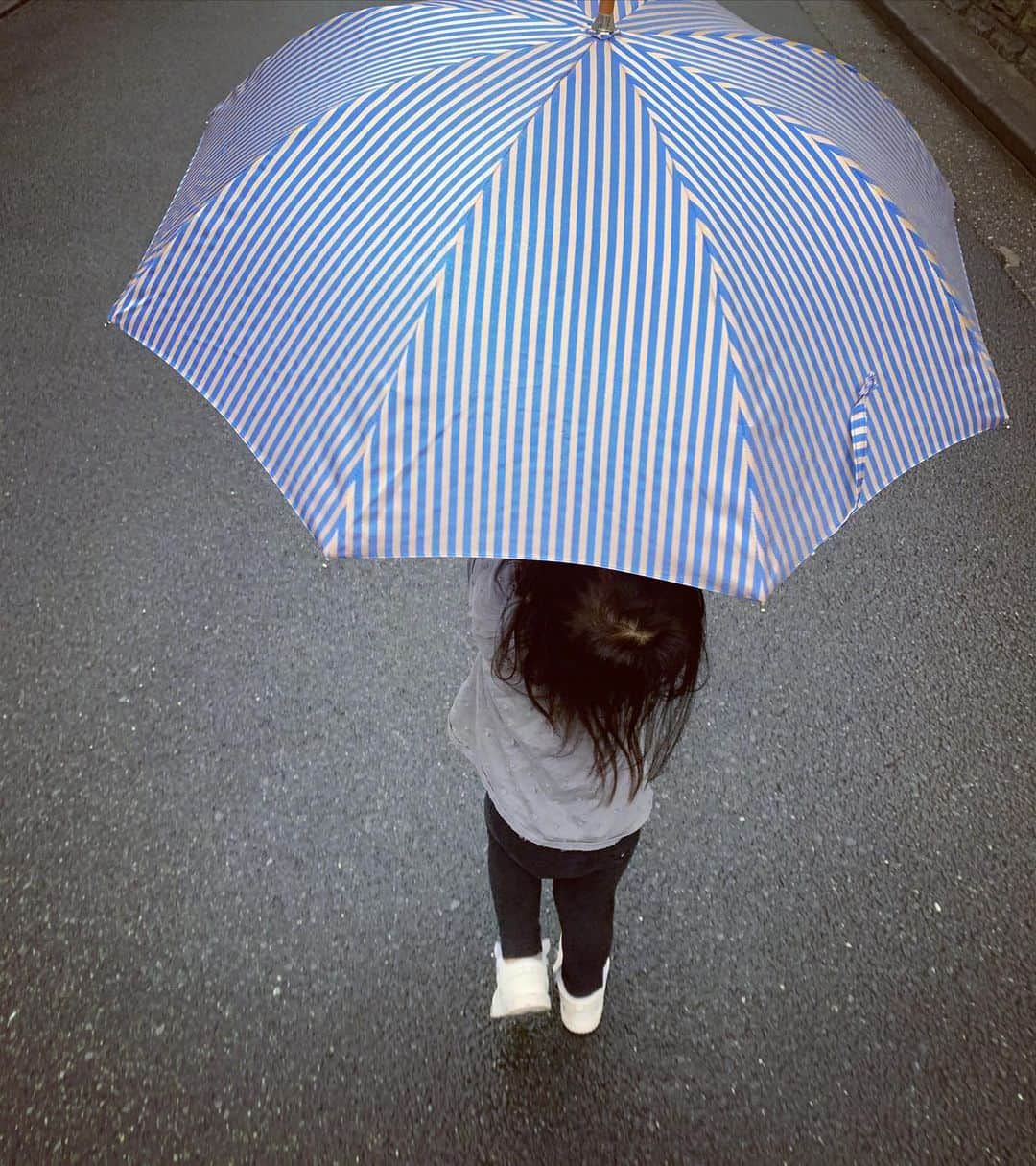鈴木六夏さんのインスタグラム写真 - (鈴木六夏Instagram)「傘をさす！が絶賛マイブーム中の彼女。 雨、もうやんでるよ。と言っても まだふってるよ！と言い張る。」6月1日 21時04分 - rikuka.62