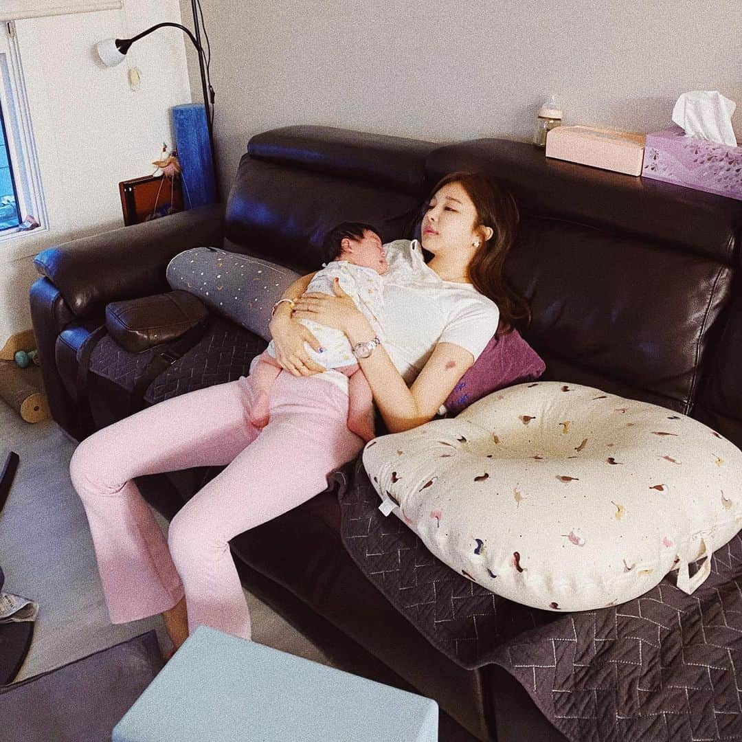 チョ・ミニョンさんのインスタグラム写真 - (チョ・ミニョンInstagram)「D+38👶🏻어쩌다보니 둘 인 듯 셋이 먹는 저녁식사 🙄 #저리가토르 새언니가 임신한 후로 요리사가 된 민기삼촌 오늘은 자기가 만든 특제 비빔 국수를 선보여줬는데 이렇게 잘한다고요ㅠㅠㅠ 세상에💗 ⠀⠀⠀⠀⠀⠀⠀ 민기삼촌의 유안이 1차 재우기 실패하고, 나에게 지령이 떨어져서 한 시간 가량 재우고,, 재우고 또 재우고,,, “ 왜 안자니 ?,,,;;; 무엇이 너를 눈뜨게 하니 ? 점점 아무생각이 없어지는 나 😐 그러다가 새언니가 “ 육아는 템빨이에요 아가씨 ~ 아까부터 하라는 포대기 하라해서 착용했는데,,, !!! ??!!? !?!? 신 세 계 !!̆̈ ㅠㅠ와 #육아템빨 적극공감 - 오늘 빠른 육퇴로 싱글벙글한 새언니와 뒷정리 하는 민기삼촌과 이제 좀 자는 유안이🌷 #근데나집에언제가 (?)😯 한 손으로 핸드폰중 오늘의 #민기삼촌네부족」6月1日 21時13分 - xxjominxx