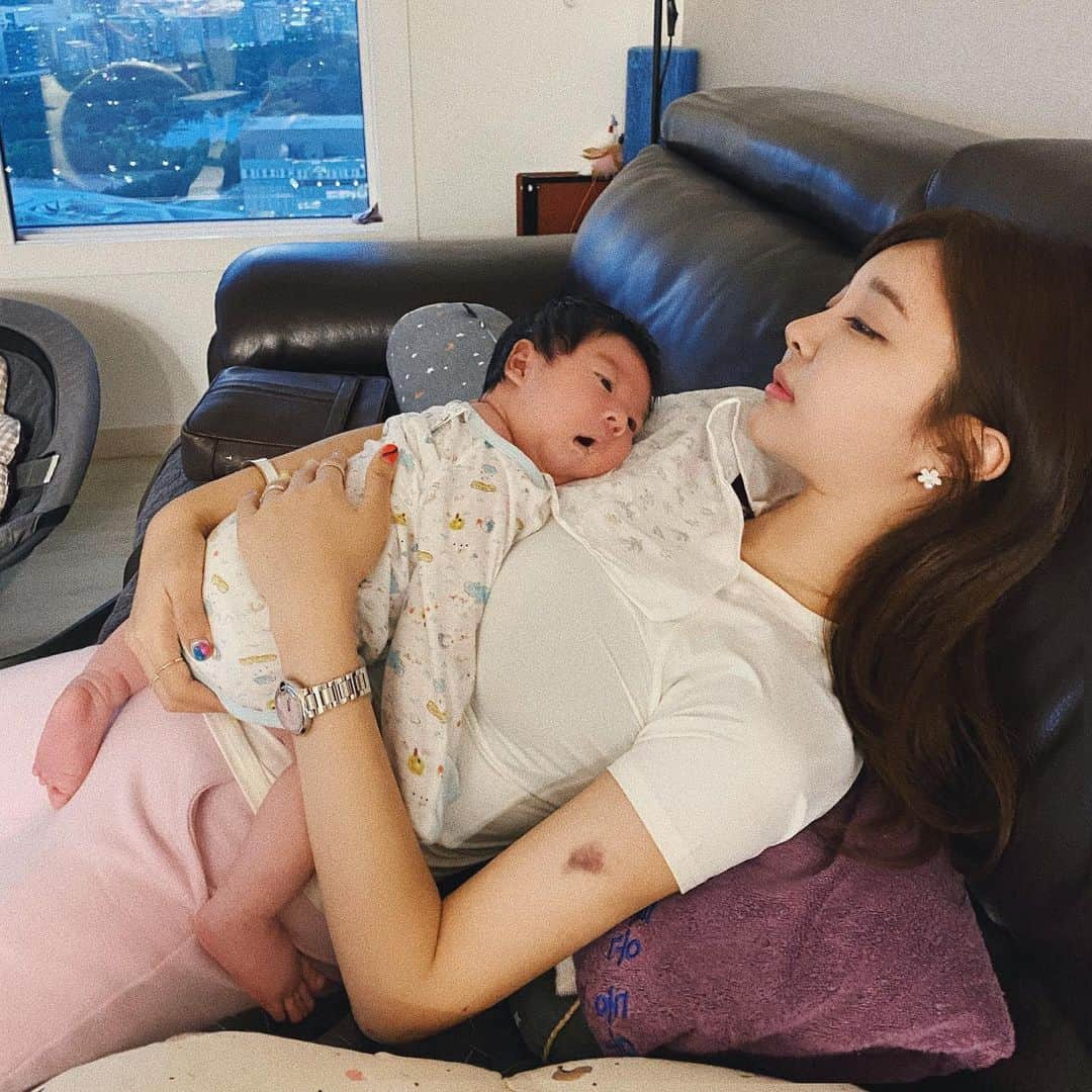 チョ・ミニョンさんのインスタグラム写真 - (チョ・ミニョンInstagram)「D+38👶🏻어쩌다보니 둘 인 듯 셋이 먹는 저녁식사 🙄 #저리가토르 새언니가 임신한 후로 요리사가 된 민기삼촌 오늘은 자기가 만든 특제 비빔 국수를 선보여줬는데 이렇게 잘한다고요ㅠㅠㅠ 세상에💗 ⠀⠀⠀⠀⠀⠀⠀ 민기삼촌의 유안이 1차 재우기 실패하고, 나에게 지령이 떨어져서 한 시간 가량 재우고,, 재우고 또 재우고,,, “ 왜 안자니 ?,,,;;; 무엇이 너를 눈뜨게 하니 ? 점점 아무생각이 없어지는 나 😐 그러다가 새언니가 “ 육아는 템빨이에요 아가씨 ~ 아까부터 하라는 포대기 하라해서 착용했는데,,, !!! ??!!? !?!? 신 세 계 !!̆̈ ㅠㅠ와 #육아템빨 적극공감 - 오늘 빠른 육퇴로 싱글벙글한 새언니와 뒷정리 하는 민기삼촌과 이제 좀 자는 유안이🌷 #근데나집에언제가 (?)😯 한 손으로 핸드폰중 오늘의 #민기삼촌네부족」6月1日 21時13分 - xxjominxx