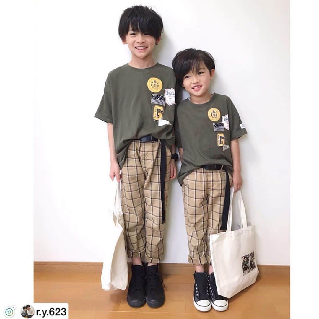 GLAZOSのインスタグラム：「#repost . @r.y.623 様 ありがとうございます😆✨. . . こんばんは🌝 ・ #兄弟コーディネート 兄136cm.弟117cm ・ @glazos_official  様より ☑︎天竺ドロップショルダーワッペンプリントT （商品番号:3702213）カーキ 兄150cm.弟130cm を着用させて頂きました🙈💕 ・ 肩が落ちたゆったりシルエットにワッペンプリントが散りばめられた可愛カッコいいデザイン❤️ 一つだけプリントじゃないワッペンが🔍💓そんな遊び心あるTシャツです❤️ 新作も続々と入荷されてるので要チェック☑︎✨ ・ ・ そして… @daiso_official  おうち時間で暇すぎて アイロンプリントやったやーつ🤣 DAISOのトートバッグに兄貴はイナズマイレブン 弟は鬼滅の刃。ハンドメイドと呼ぶのかは謎だけど楽しんでたし、喜んでたし良かった💕 ・ ・ #pr #グラソス#グラソスコーデ #小学生男子#春夏コーデ #自宅キッズコレクション  #1年生#6歳#3年生#8歳  #DAISO#アイロンプリント #イナズマイレブン #鬼滅の刃#wear更新#tiktok」