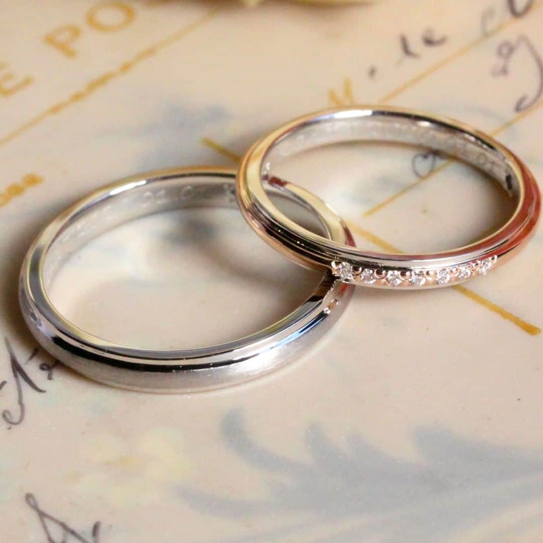 ith / イズ オーダメイド結婚指輪さんのインスタグラム写真 - (ith / イズ オーダメイド結婚指輪Instagram)「遠くから見るとシンプルだけど、 実は手の込んだデザインの 《アルページオ》という結婚指輪です。  女性の指輪はプラチナとゴールドの 2色仕立てなのですが、 ひとつの指輪を作るために プラチナとゴールドの 別々の指輪を制作してから、 張り合わせの工程を経て ひとつに仕立てています。  近くで見ると、 質感や色合いの違いが生み出す 手の込んだ表情が魅力的な指輪です。 . . ▽ 指輪について 結婚指輪(男性)：アルページオ Pt900：141,000円〜 . 結婚指輪(女性)：アルページオ Pt900/K18PG：138,000円〜 . .  公式ハッシュタグ🤳✨ #イズマリッジ . . 【オンラインアトリエOPEN】 お二人それぞれのご自宅にいながら 指輪のオーダーメイドができる、 ithのオンライン相談が始まりました💻 → 詳細はプロフィールのURLにて🔗 . . #マリッジリング #エンゲージリング #結婚指輪 #婚約指輪 #カスタマイズ #指輪 #ダイヤモンドリング #婚約 #プレ花嫁 #ナチュラルウェディング #結婚指輪探し #指輪選び #指輪探し #結婚指輪選び #コンビネーション #ペアリング #プロポーズ #特別感　 #オーダーメイドリング #結婚指輪オーダー #ゴールドリング #パーソナライズ #結婚準備 #花嫁 #カスタマイズ #2020秋婚 #2020冬婚 #2021春婚」6月1日 21時10分 - ith_marriage