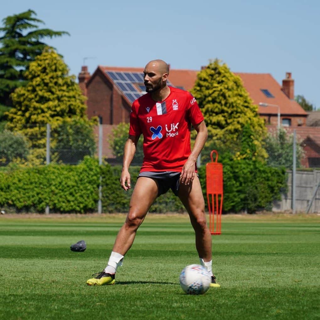 ヨアン・ベナルアンのインスタグラム：「Monday work ⚽️🎬🦅」
