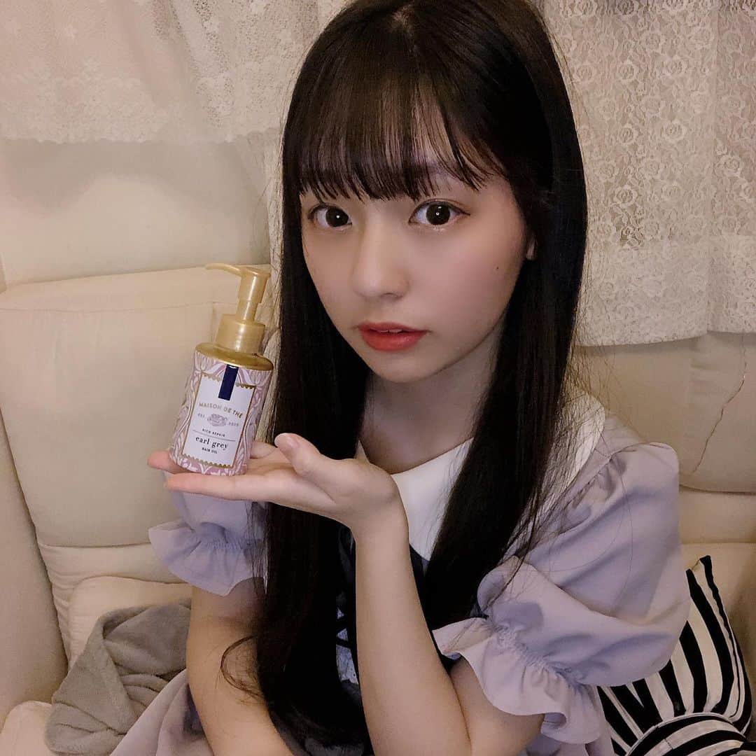 尾野寺みさのインスタグラム：「﻿ ﻿ ﻿ ﻿ ﻿ 最近ヘアオイルを変えました！﻿ ﻿ このオイル自体はしっとりしてるんやけど、わりとしっとりしすぎない感じですごく使いやすい！﻿ ﻿ そして何より！﻿ 紅茶の香り！！！！！！！﻿ ﻿ めちゃくちゃよきよきなんですわ…﻿ ﻿ これはリピートしそう！﻿ ﻿ ﻿ #アールグレイ #ヘアオイル﻿ #紅茶香水 ﻿ #ヘアケア #女子力﻿ ﻿ #アイドル﻿ #高校生﻿ #尾野寺みさ﻿ #リリバリ」