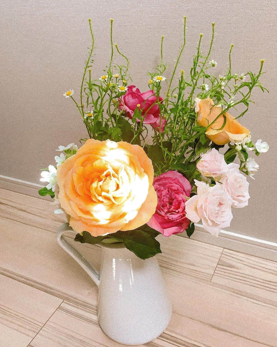 田村真子さんのインスタグラム写真 - (田村真子Instagram)「花を生けると、ふと眺めては何度も写真を撮ってしまいます💐 これは日が差してて綺麗だったので📷  今週もがんばりましょう🌙 . #お花のある暮らし  #フォルダが花だらけ #角度を変えるとまた綺麗 #たまにふと欲しくなる #もっと長持ちすればいいのに #花瓶」6月1日 21時22分 - tamura_mako_