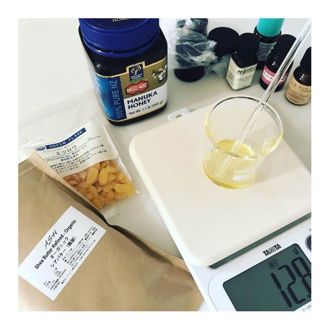 エリオポールさんのインスタグラム写真 - (エリオポールInstagram)「. "ENJOY YOURSELF" . まだまだ油断できない毎日。 もし何かが終わるとしても、それは同時に始まりでもあると、気を引き締めます。 HÉLIOPÔLEでは、ゆかりのある皆さまの日々の楽しみ方をお伺いしました。 「STAY HOME」も、今この瞬間も、ぜひ楽しんで過ごしていただきたい！ 外出自粛期間に得た心がまえやアイデアを糧にして。 楽しく過ごす時間の、新たなヒントになりますように。 よき毎日を！ . . 【OUD デザイナー 佐々木杏さん】vol.2 . @oud__official . HÉLIOPÔLEでも人気のVINCA TOKYOが20SSよりOUDにリニューアル。 リネンやコットンを中心とした天然素材を使用し、ヘルシーな女性に向けたコレクションを手掛ける、デザイナー 佐々木さんの楽しみ方はこちら！ . . ------------------------ . 自粛生活中、私は色んな物を作ることにハマっておりました。 . ■醤（ひしお ） . 醤油や味噌の原点とも言える万能発酵食品。 飲む点滴と呼ばれる甘酒よりアミノ酸が豊富で、抗酸化作用やビタミンBの効果も得られます。 麦麹、豆麹、醤油などで作り、毎日手でかき混ぜて発酵が進むと、まろやかな旨味が出てきます。 2週間程で完成。とても健康的な天然旨味調味料です。 . ■リップ . もとより唇が荒れやすかったので、安心できる材料だけで作られた自分好みのリップが欲しくて作ってみました。 保湿効果のあるシアバター、アルガンオイルやマカダミアナッツオイルに、殺菌効果のあるゼラニウム精油やマヌカハニーを入れています。 柔らかめのテクスチャーに仕上げて塗りやすくしてみました。 . 西洋医学でも研究されている精油は奥深く、これを機会に本を読みながら色々試しています。 . . . #HELIOPOLE30eme #HELIOPOLE #エリオポール #2020ss #springsummer #selectshop #fashion #style  #OUD #醤 #リップ #ENJOYYOURSELF #stayhome #athome」6月1日 21時19分 - heliopole_official