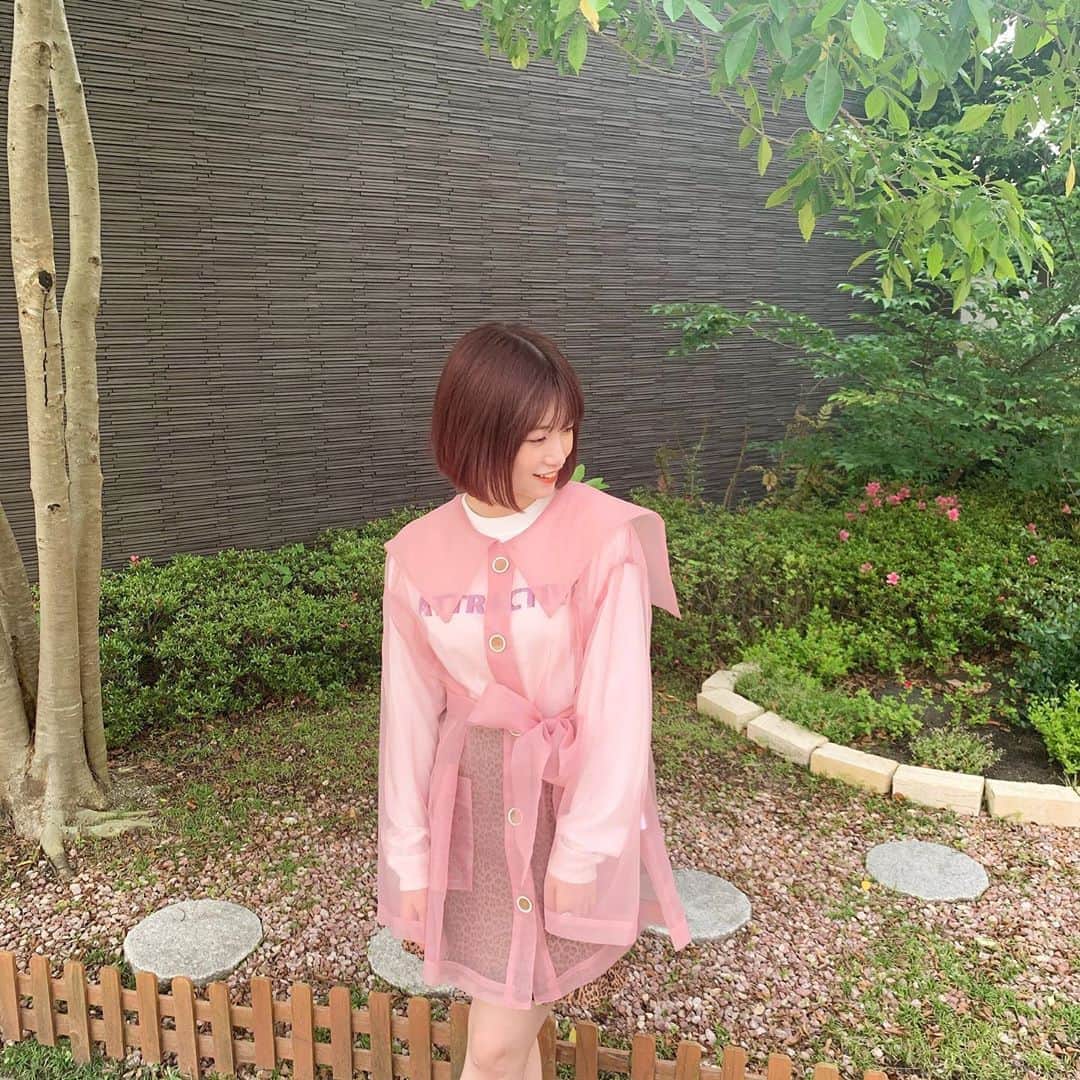 朝長美桜さんのインスタグラム写真 - (朝長美桜Instagram)「6月になりましたね☔️🐌﻿ 梅雨の季節。﻿ ﻿ anan撮影の時の衣装がとっても可愛くて﻿ 撮影終わって同じトップスを購入しました😂💕💕﻿ ﻿ ピンクのオーガンジーコート♡﻿ 色んな着まわしができそうだから楽しみなんだぁ🌸﻿ 今回は、白のロンTを着てレオパードのスカートを﻿ 合わせたよ〜〜🌻✨✨﻿ ﻿ 今月もみんなで一緒に﻿ 可愛く楽しく生きていきましょう❤︎﻿ ﻿ ﻿ #epine#エピヌ#honeymihoney#ハニーミーハニー#whoswhochico#フーズフーチコ」6月1日 21時21分 - miochan_0517