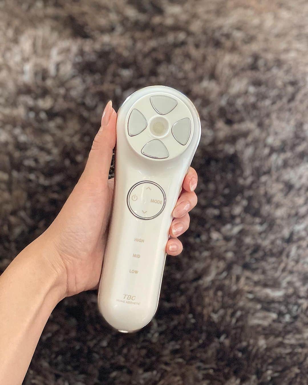吉田愛璃のインスタグラム：「. . new in！  結構EMS強くて痛気持ちいい🤍  #美顔器 #モアリフト #tbc #脱毛のついでに買ってしもたやつ #リフトアップケア #たるみケア  #保湿ケア #YA-MANも気になる」