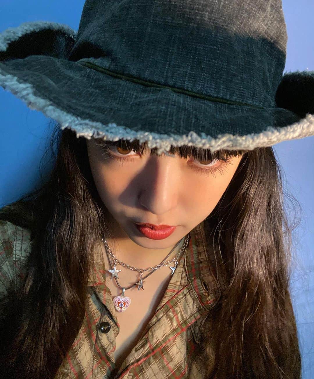 セナのインスタグラム：「🦋🦋🦋 . . . . . . . . . . . . . . . . . . #黒髪スーパーロング #黒髪 #黒髪ロング #ロングヘア #スーパーロング  #赤リップ #ぱっつん前髪 #ヘアアレンジ #撮影 #作品撮り #streetfashion #サロモ #サロンモデル #古着  #ootd #ootdfashion #ストリートファッション #streetstyle #instagood #70sfashion #instalike #パーマ #therollingstones #ootd4nylonjp #自撮り #selfie #streetphotography #70s #セナ」